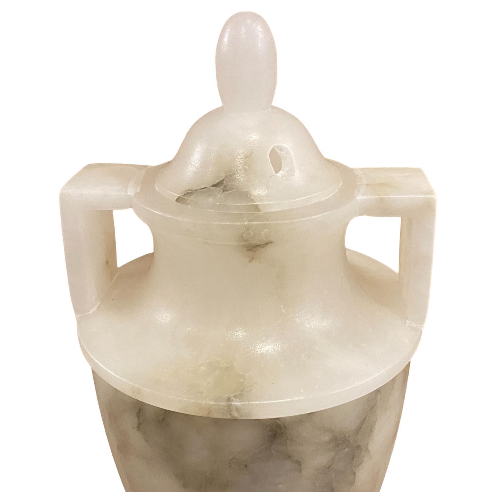 Sculpté Paire de lampes de table urne en albâtre en vente