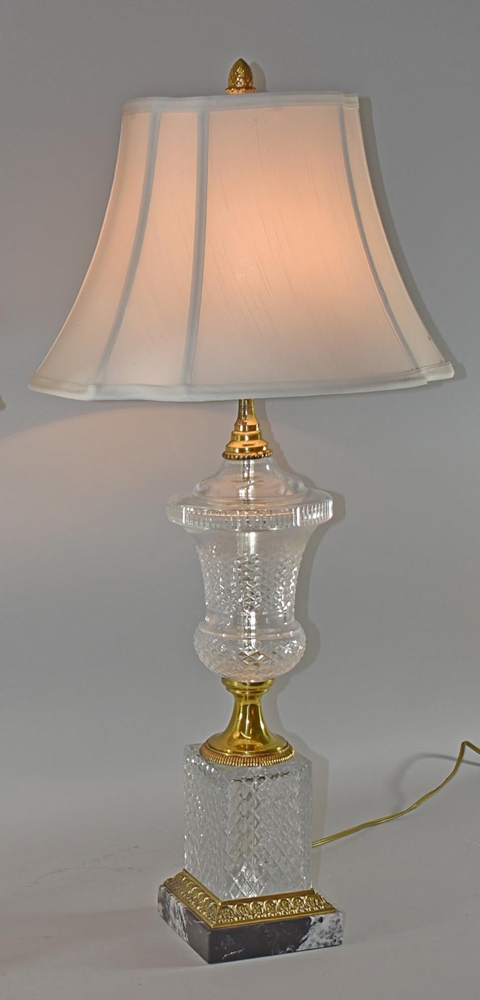 Mid-Century Modern Paire de lampes en forme d'urne en verre taillé et marbre de Paul Hanson