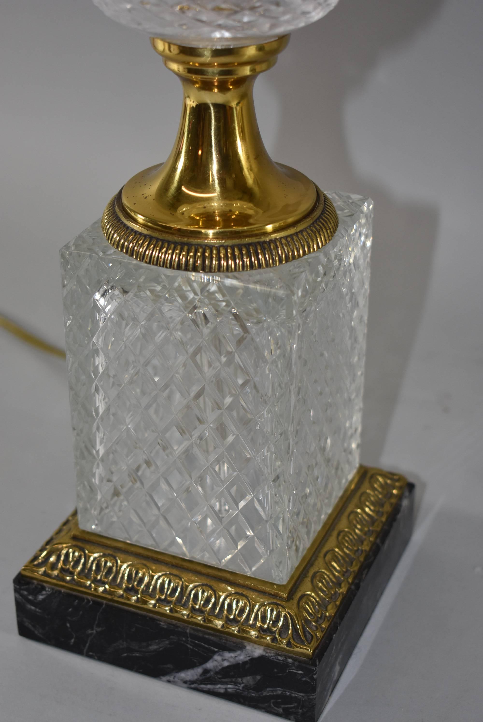 Fin du 20e siècle Paire de lampes en forme d'urne en verre taillé et marbre de Paul Hanson