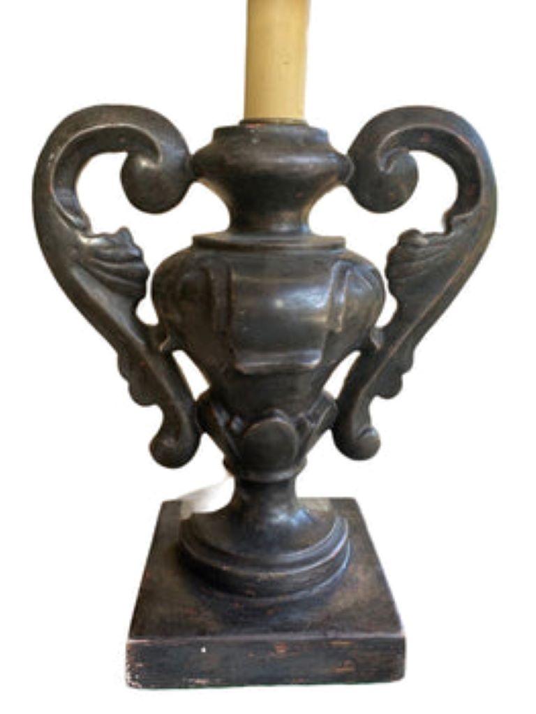 Paire de lampes en bois peint avec base en forme d'urne et abat-jour en forme de bouclier bordé d'une bordure dorée. Italien

Avec abat-jour 21' x 16, sans abat-jour. 16