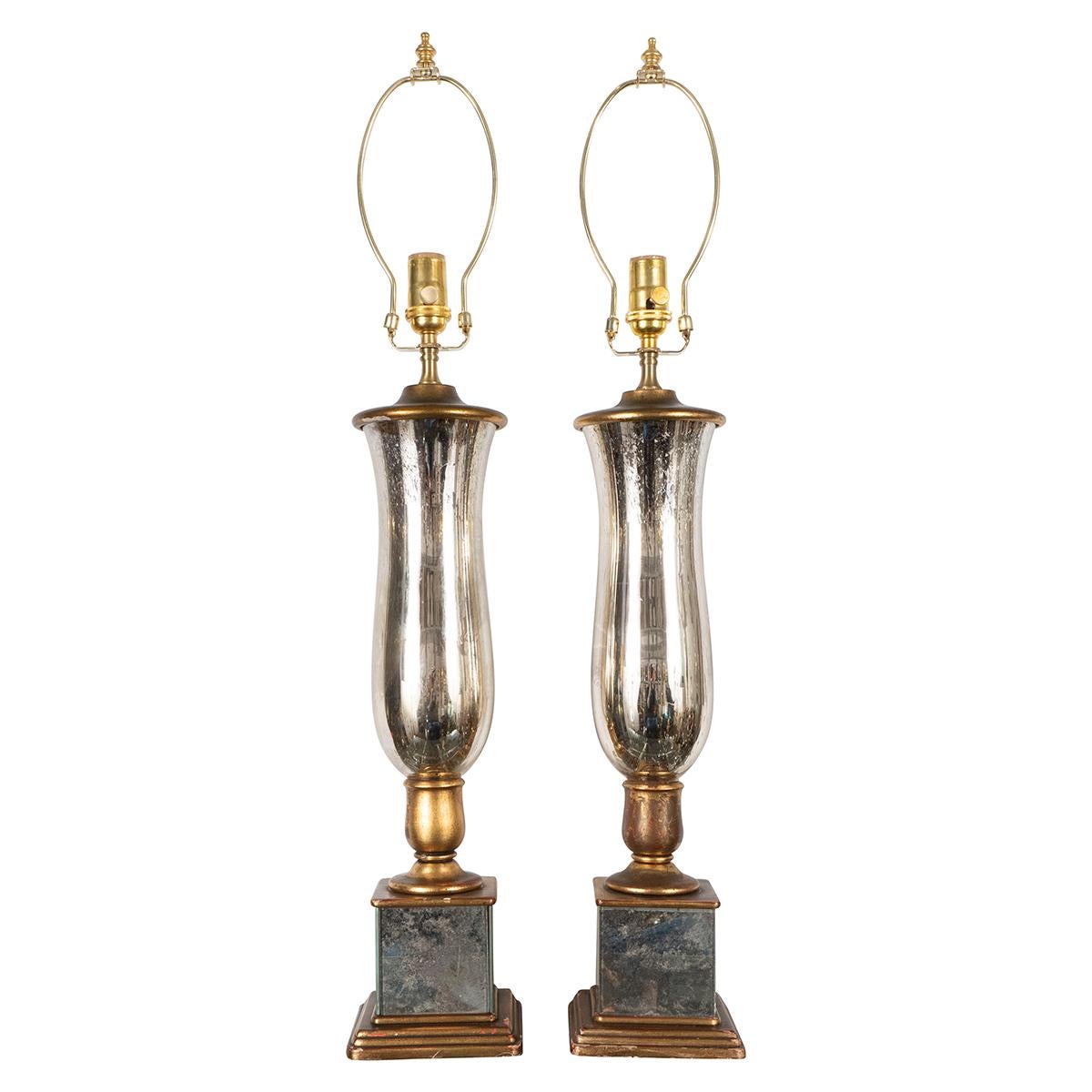 Paire de lampes en verre au mercure en forme d'urne sur des socles en miroir.