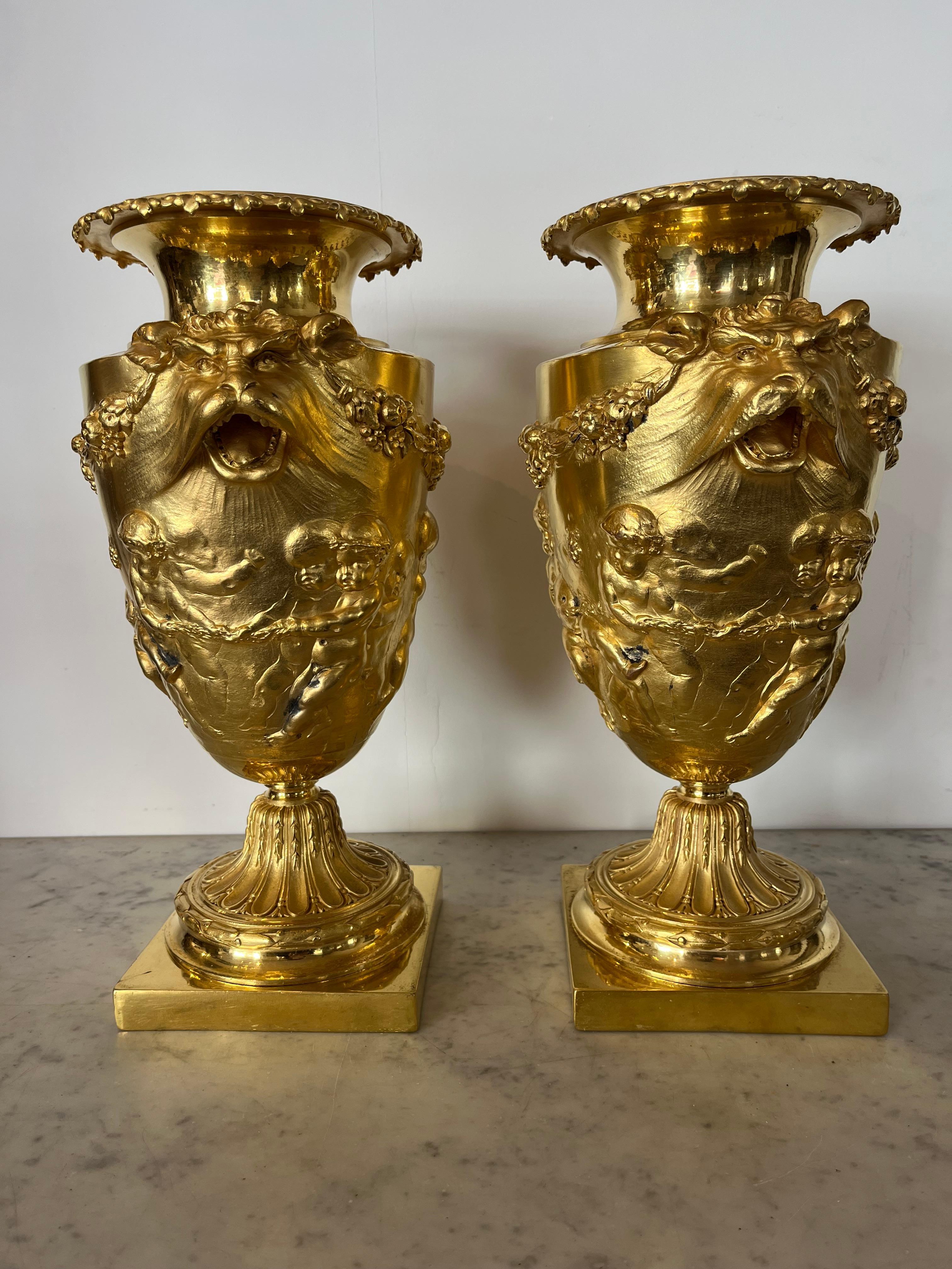 Cassolette aus vergoldeter und ziselierter Bronze. Dieses Paar Topfvasen oder Urnen im Louis-XVI-Stil besteht aus einem quadratischen, mit Achat polierten Bronzefuß. Dieser Sockel trägt einen kannelierten Sockel. Der Hals ist mit den gleichen Rillen