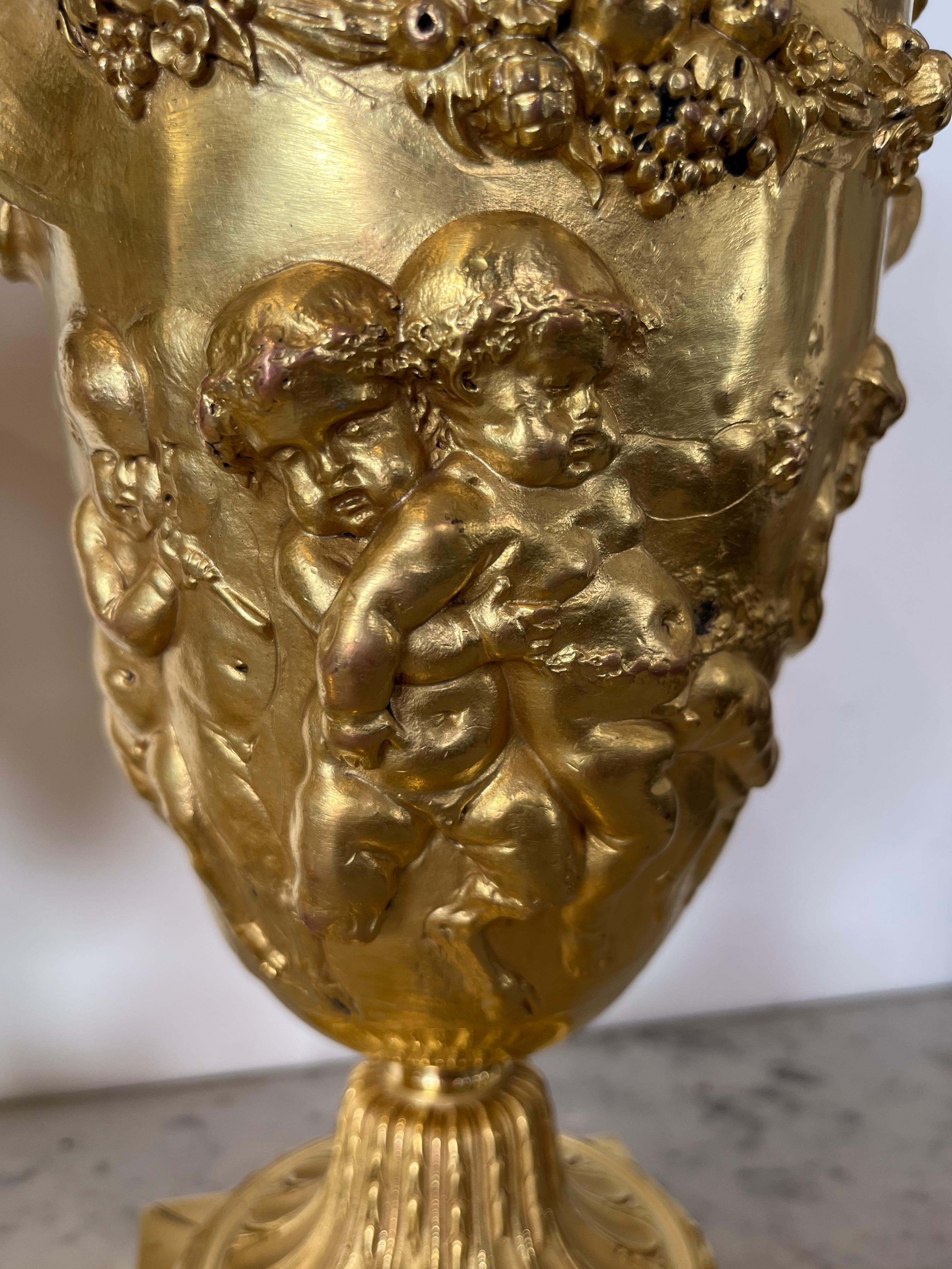 Ein Paar Urnen / Cassolettes – vergoldete Bronze – (nach Clodion) – Frankreich – 19. Jahrhundert im Angebot 1