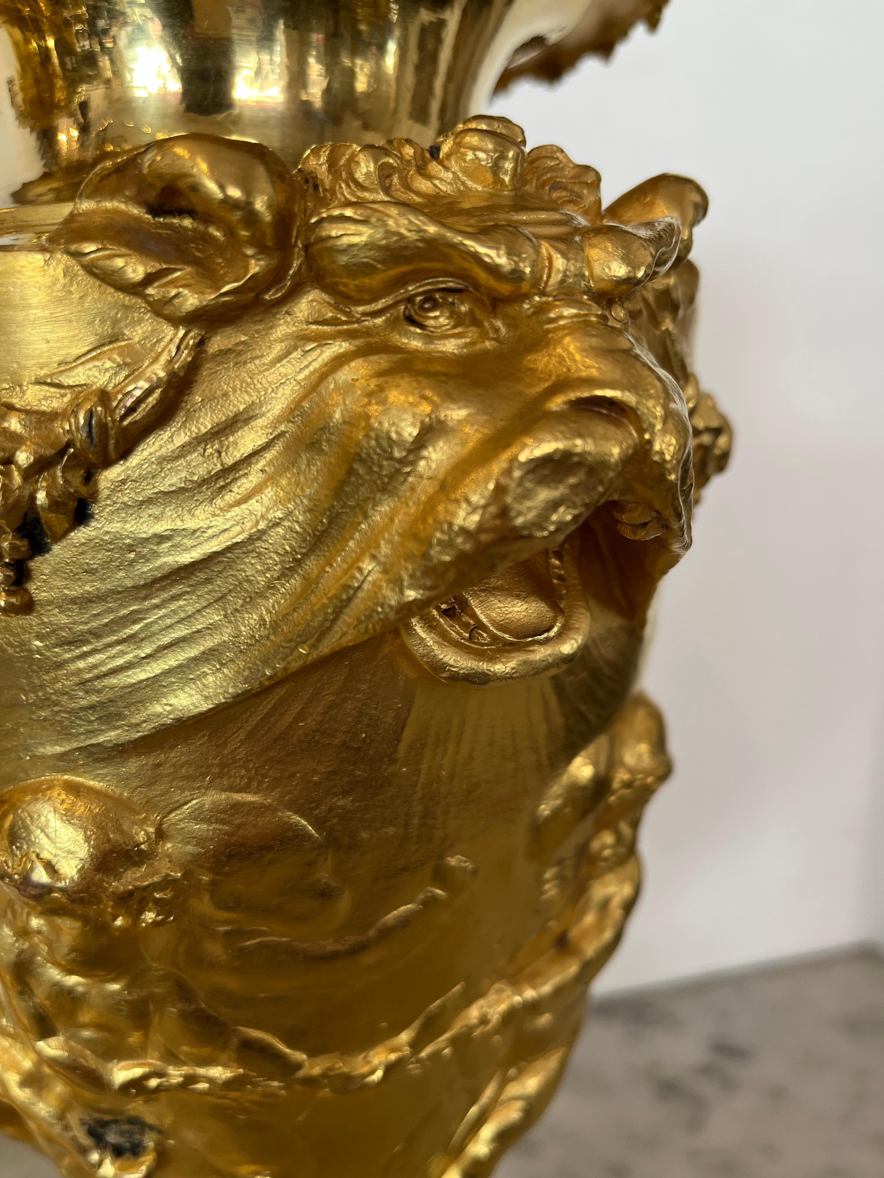 Ein Paar Urnen / Cassolettes – vergoldete Bronze – (nach Clodion) – Frankreich – 19. Jahrhundert im Angebot 2