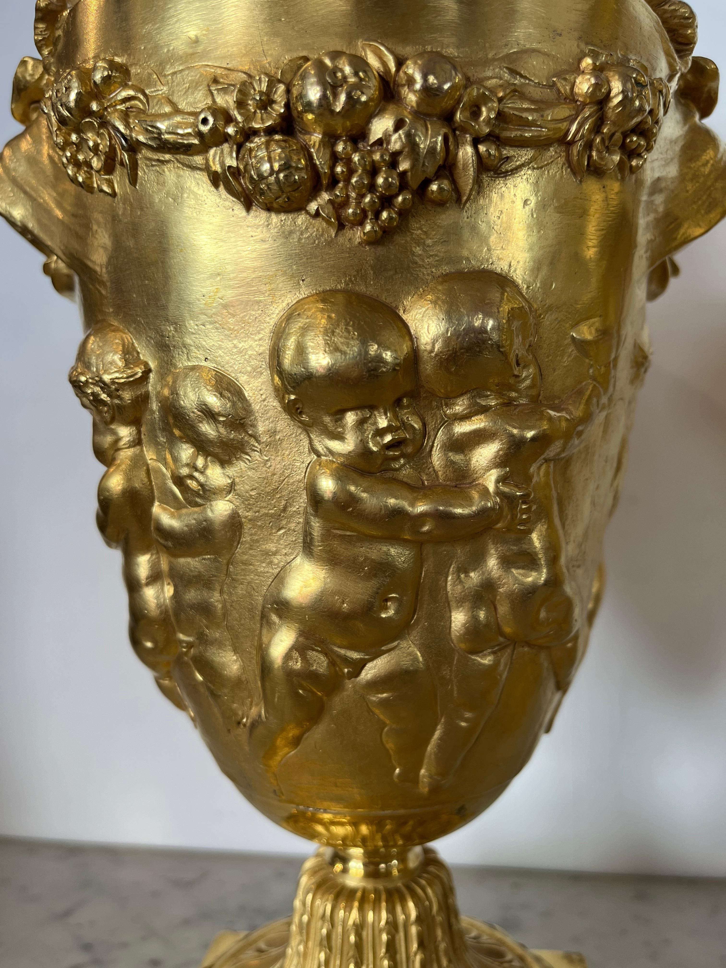Ein Paar Urnen / Cassolettes – vergoldete Bronze – (nach Clodion) – Frankreich – 19. Jahrhundert im Angebot 3