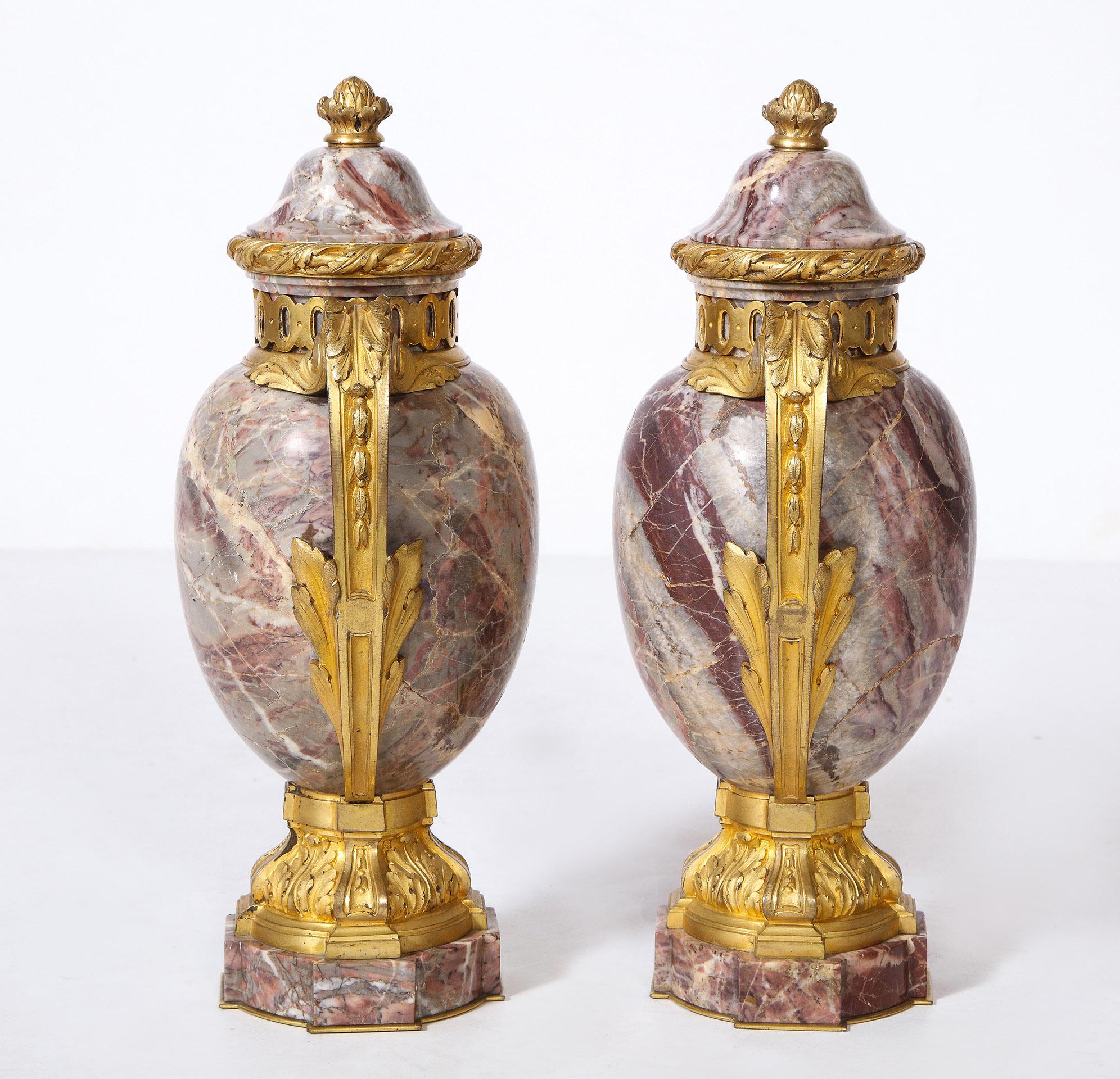 Pair of Urns In Good Condition For Sale In New York, NY