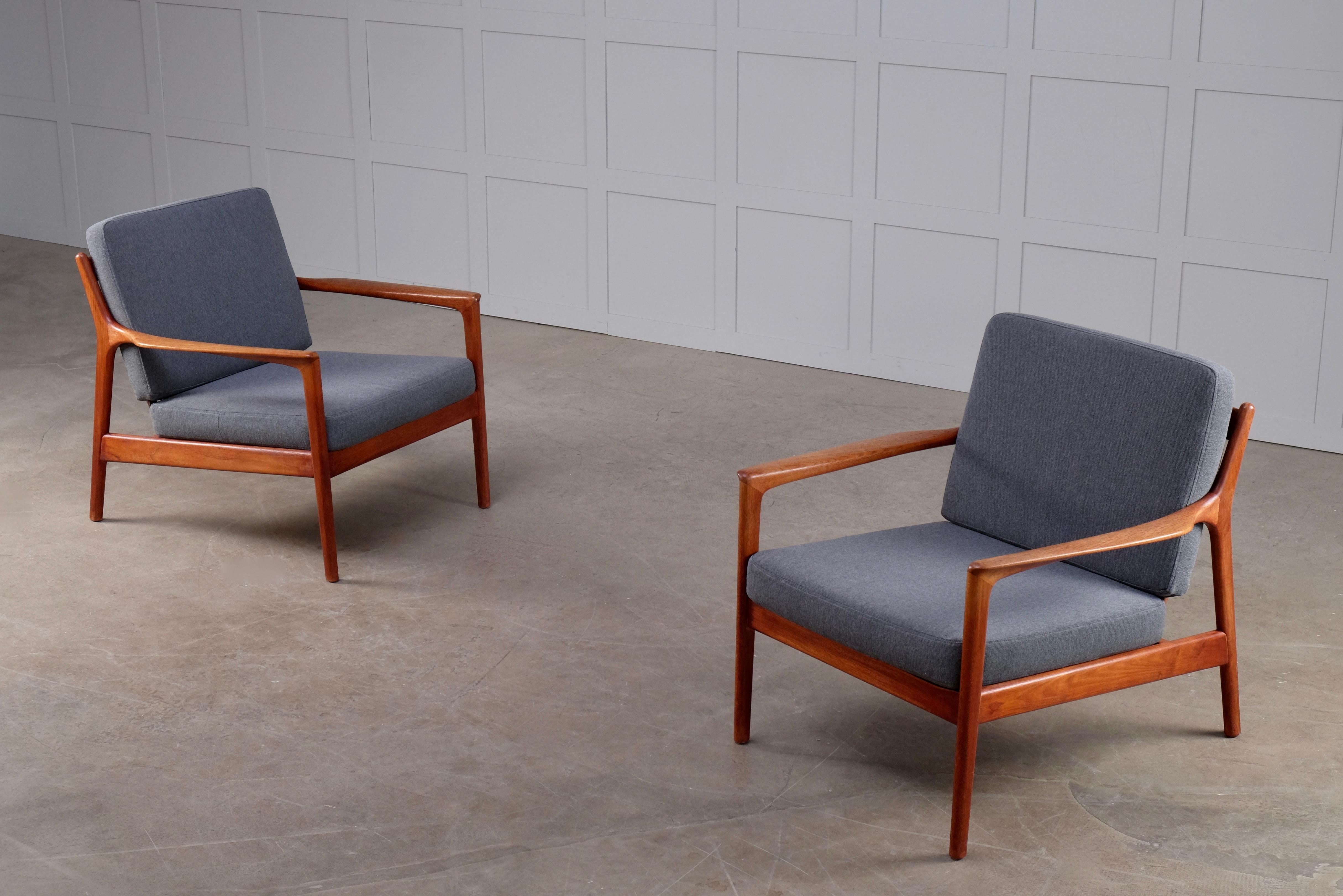Swedish armchairs in teak by Folke Ohlsson for DUX, Sweden, 1960s.
Excellent vintage condition with signs of usage and patina. 


   