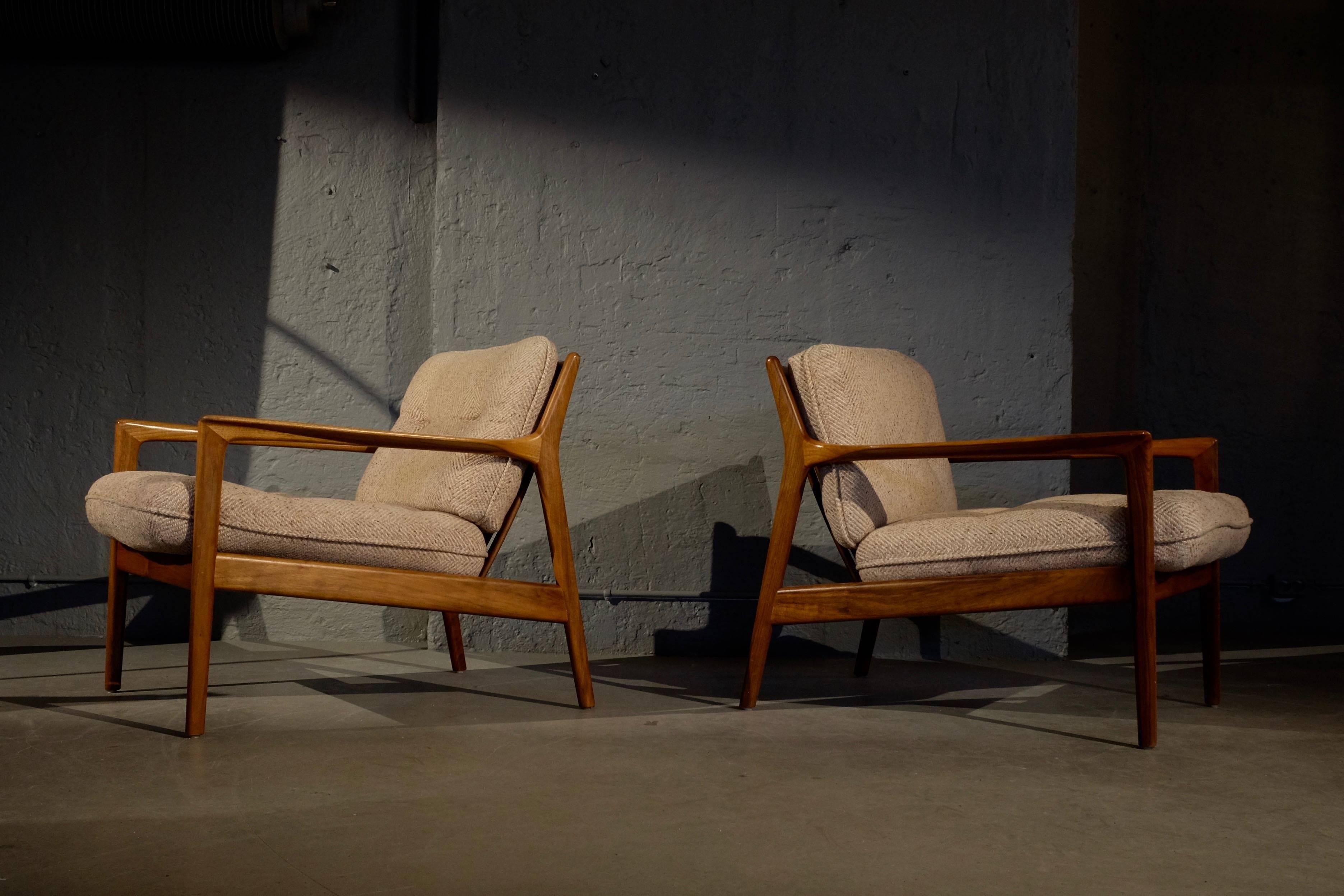 Swedish armchairs in walnut by Folke Ohlsson for DUX, early 1960s. Excellent condition.


 