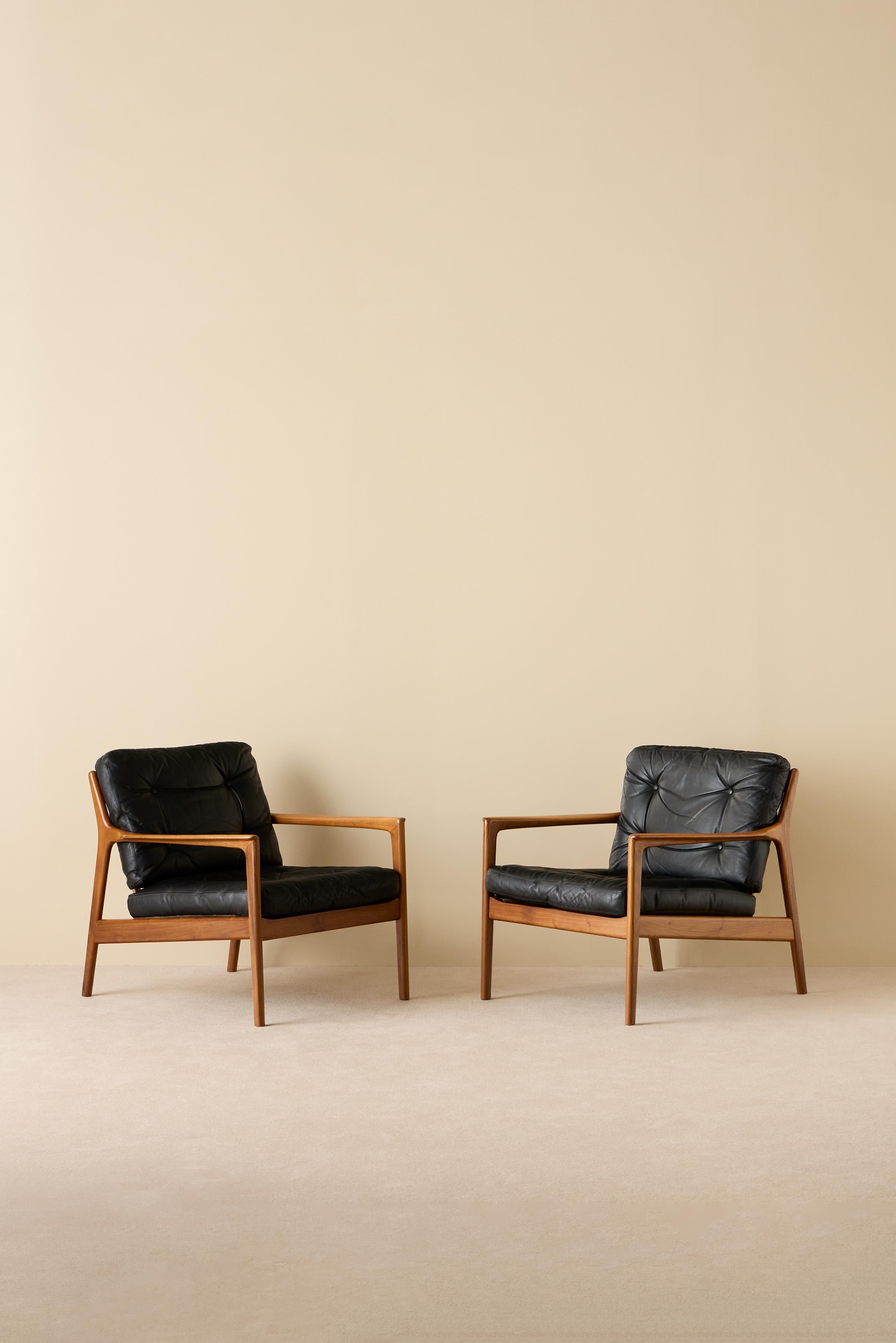 Fauteuils suédois en teck par Folke Ohlsson pour DUX, Suède, années 1960.
Très bon état vintage avec de petits signes d'usage et de patine. 


  