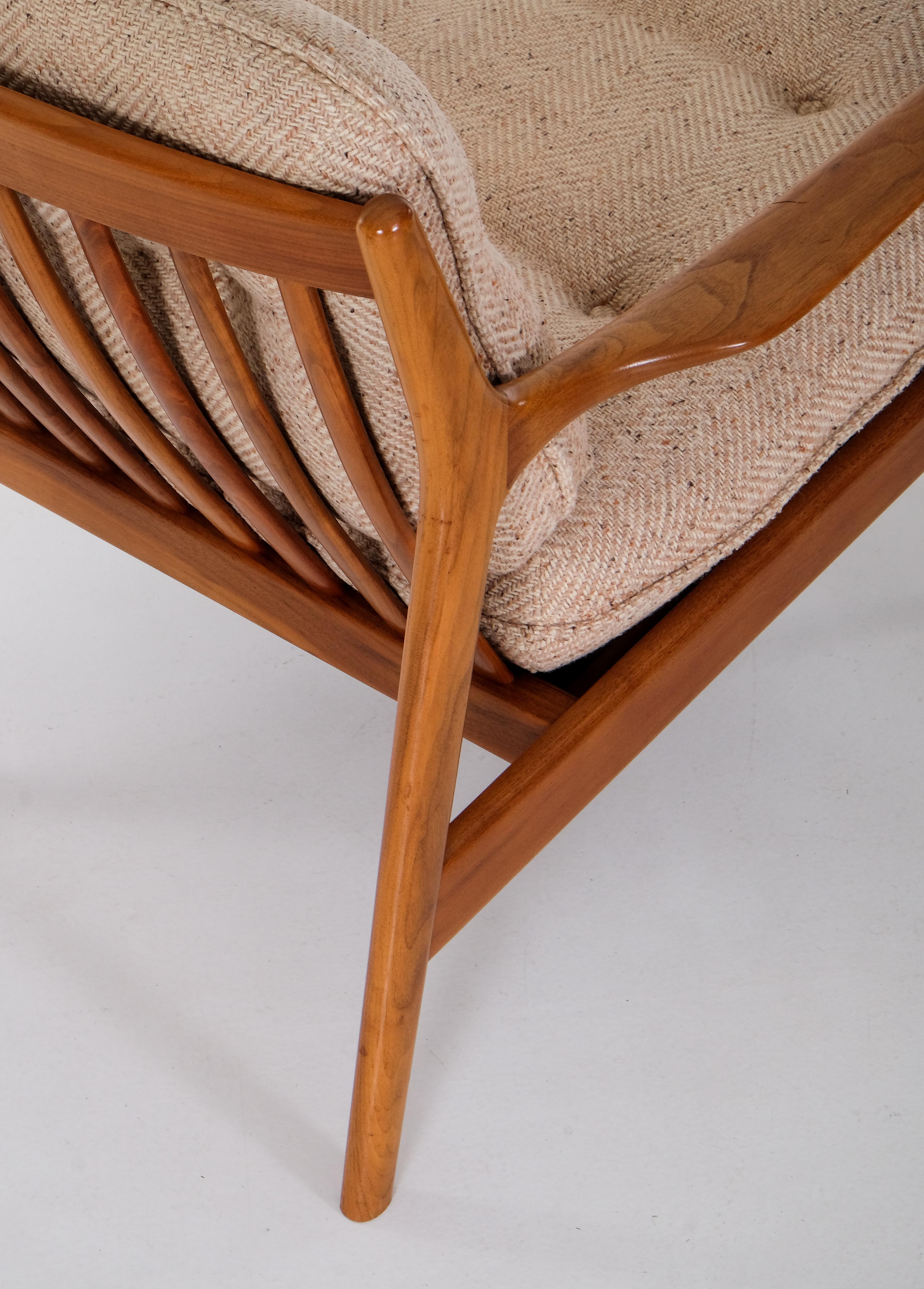 Fauteuils suédois en noyer de Folke Ohlsson, produits par DUX, années 1960.
Très bon état vintage avec de petits signes d'usage et de patine. 


  