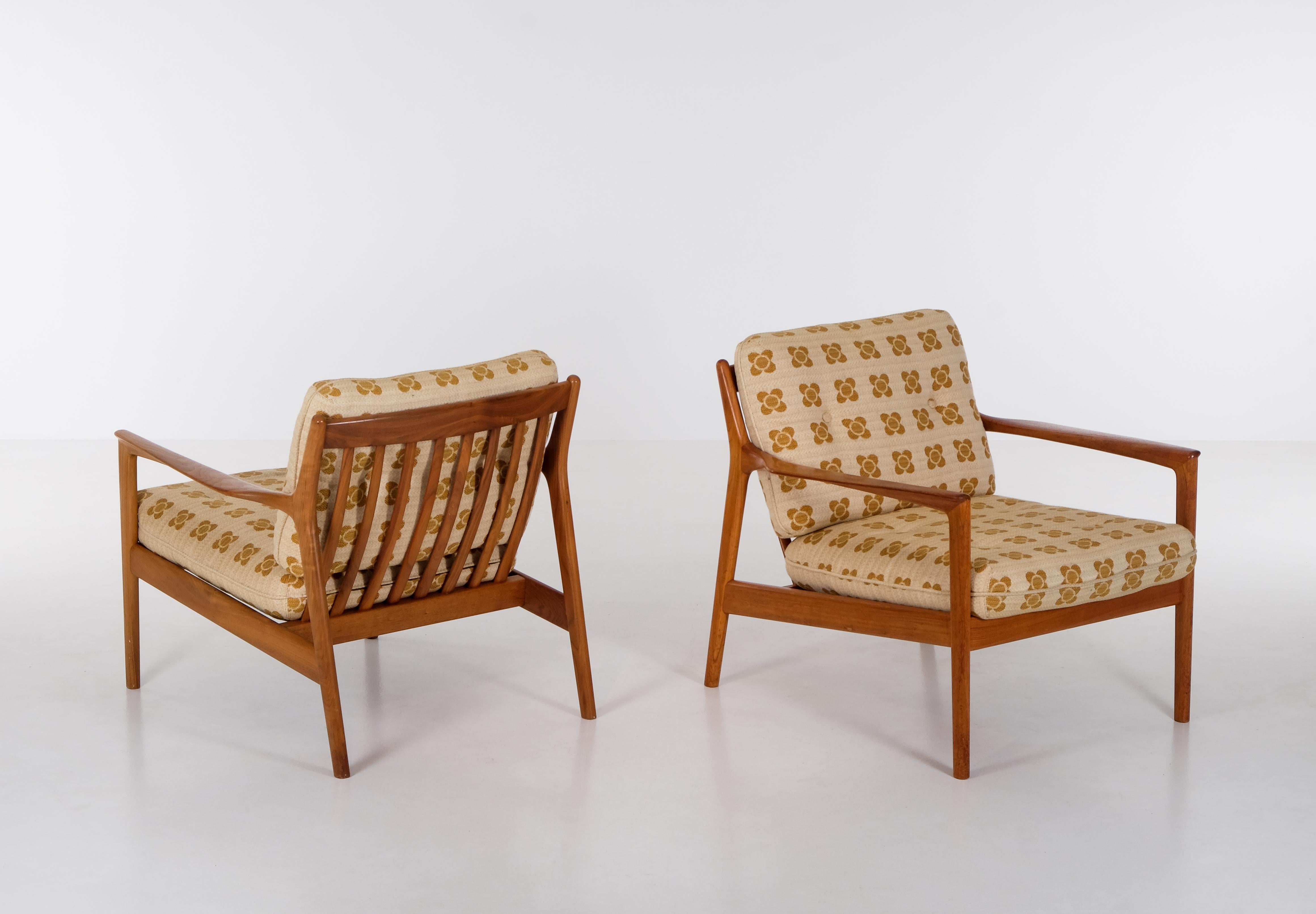 Scandinavian Modern Pair of USA-75 by Folke Olsson for DUX, Sweden, 1960s For Sale