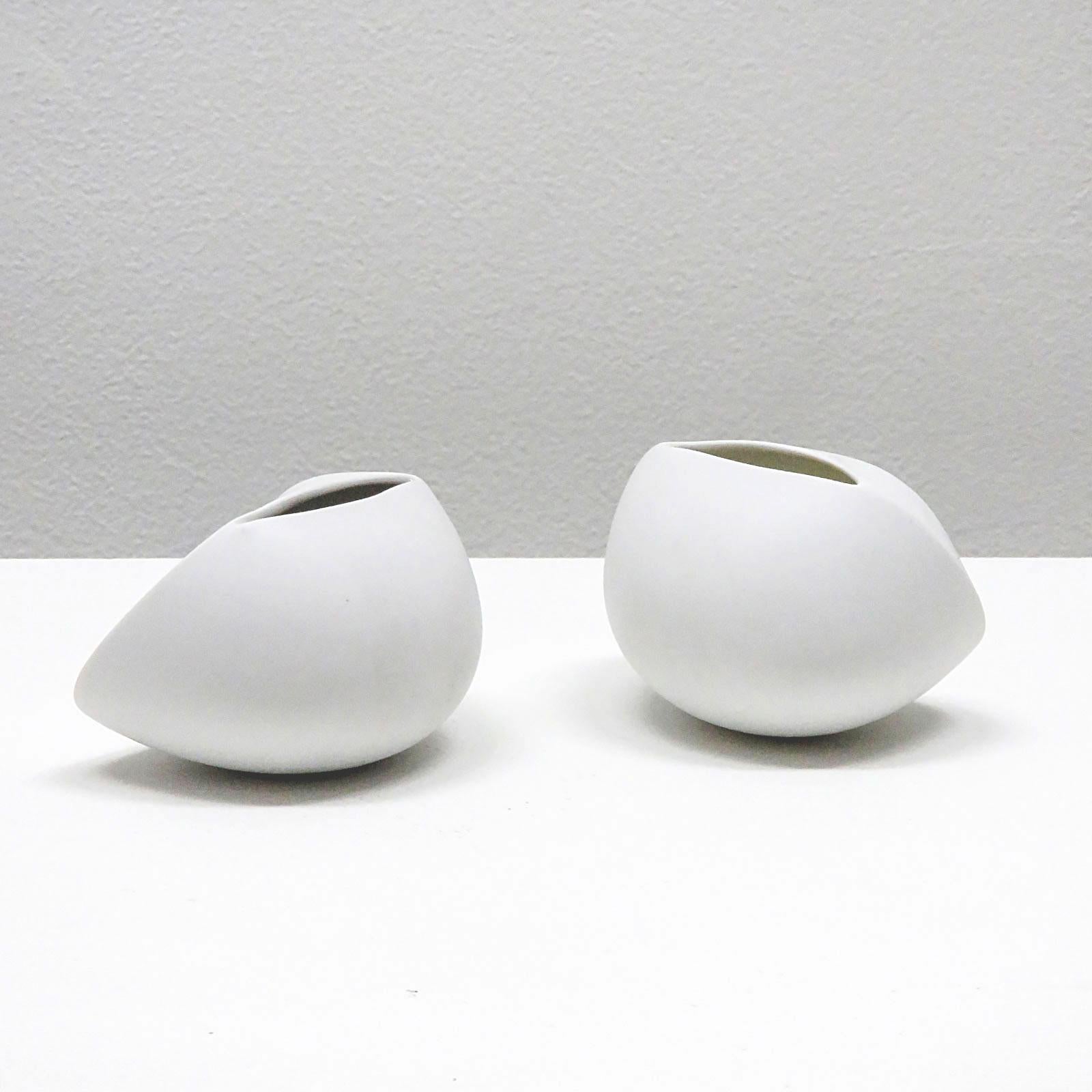 Vasi in porcellana bianca opaca e dalla forma organica di Uta Feyl per Rosenthal, firmati.

Prezzo a coppia.