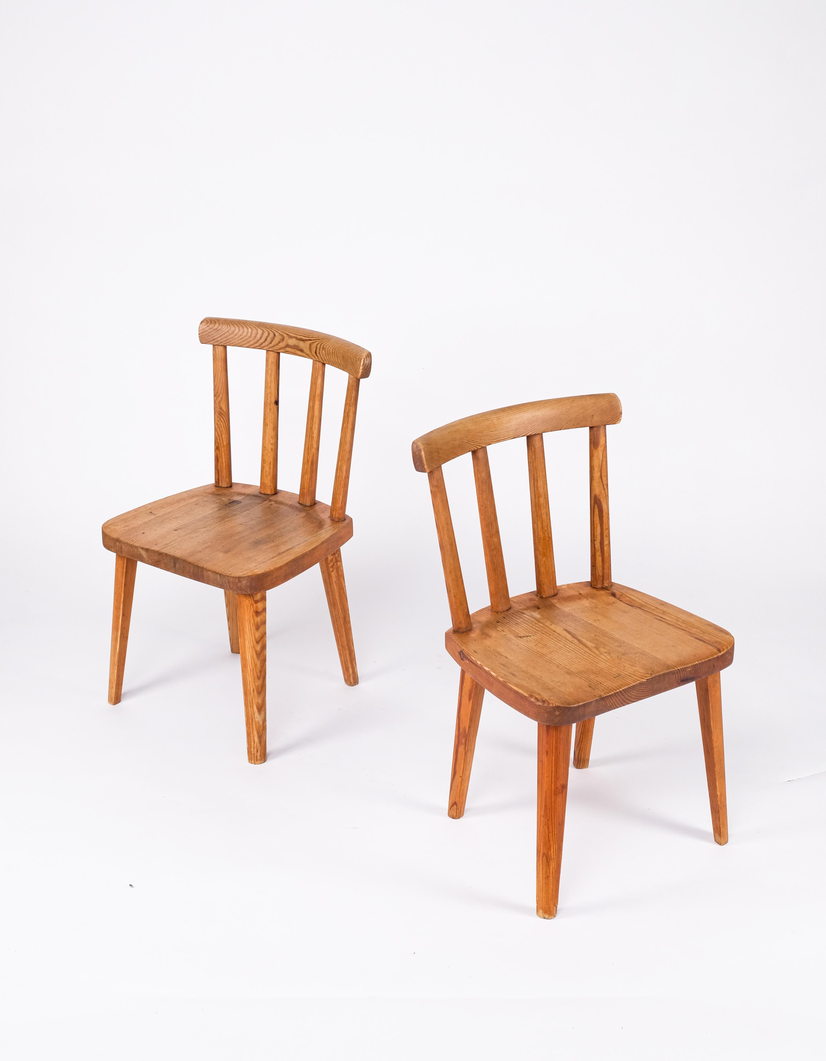 Pair of Utö/Uto pine chair by Axel-Einar Hjorth, Sweden, circa 1930s.
Produced by Nordiska Kompaniet.
  