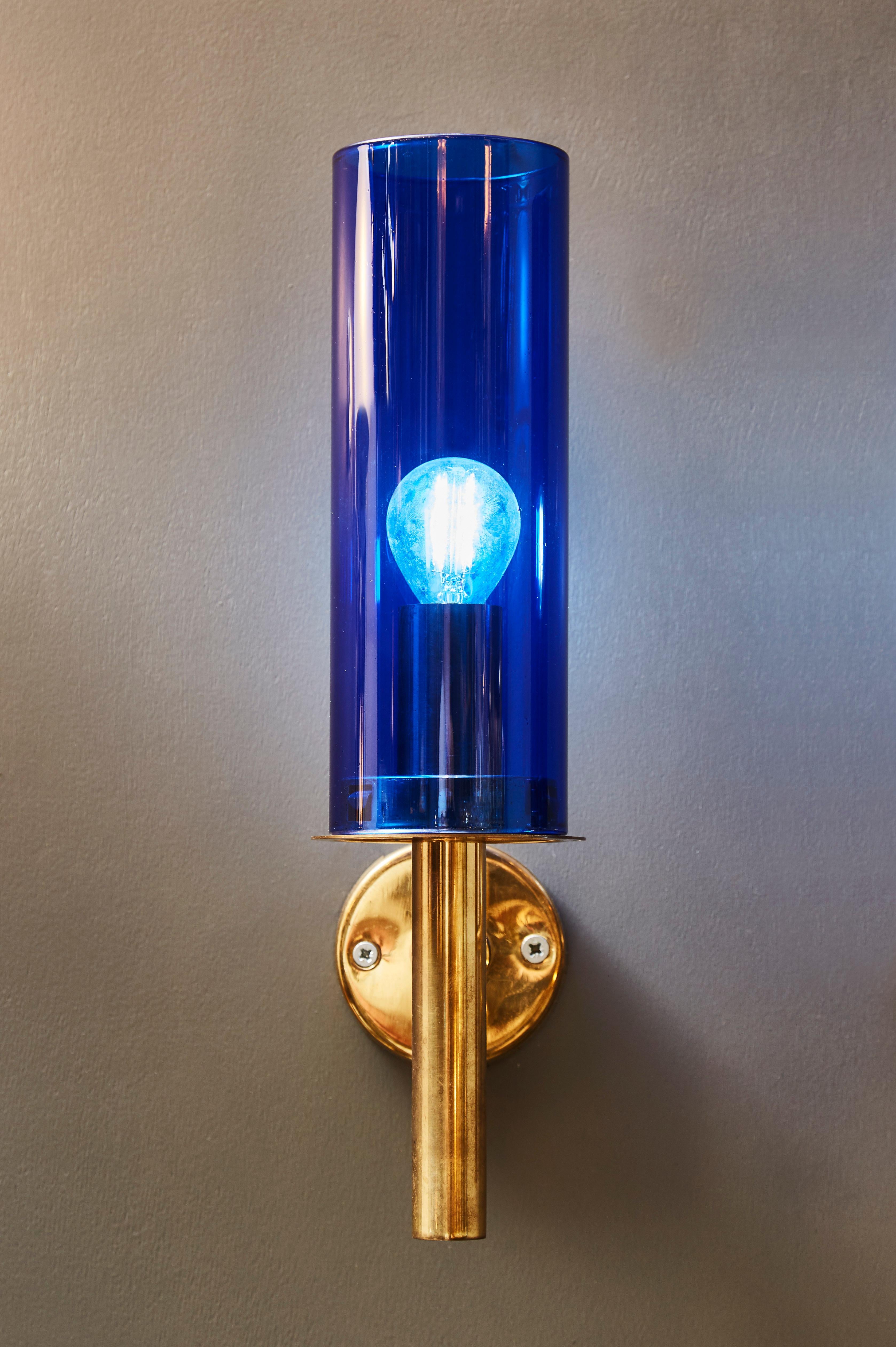 Pareja de apliques V-169 de Hans-Agne Jakobsson con cristal azul Escandinavo moderno en venta