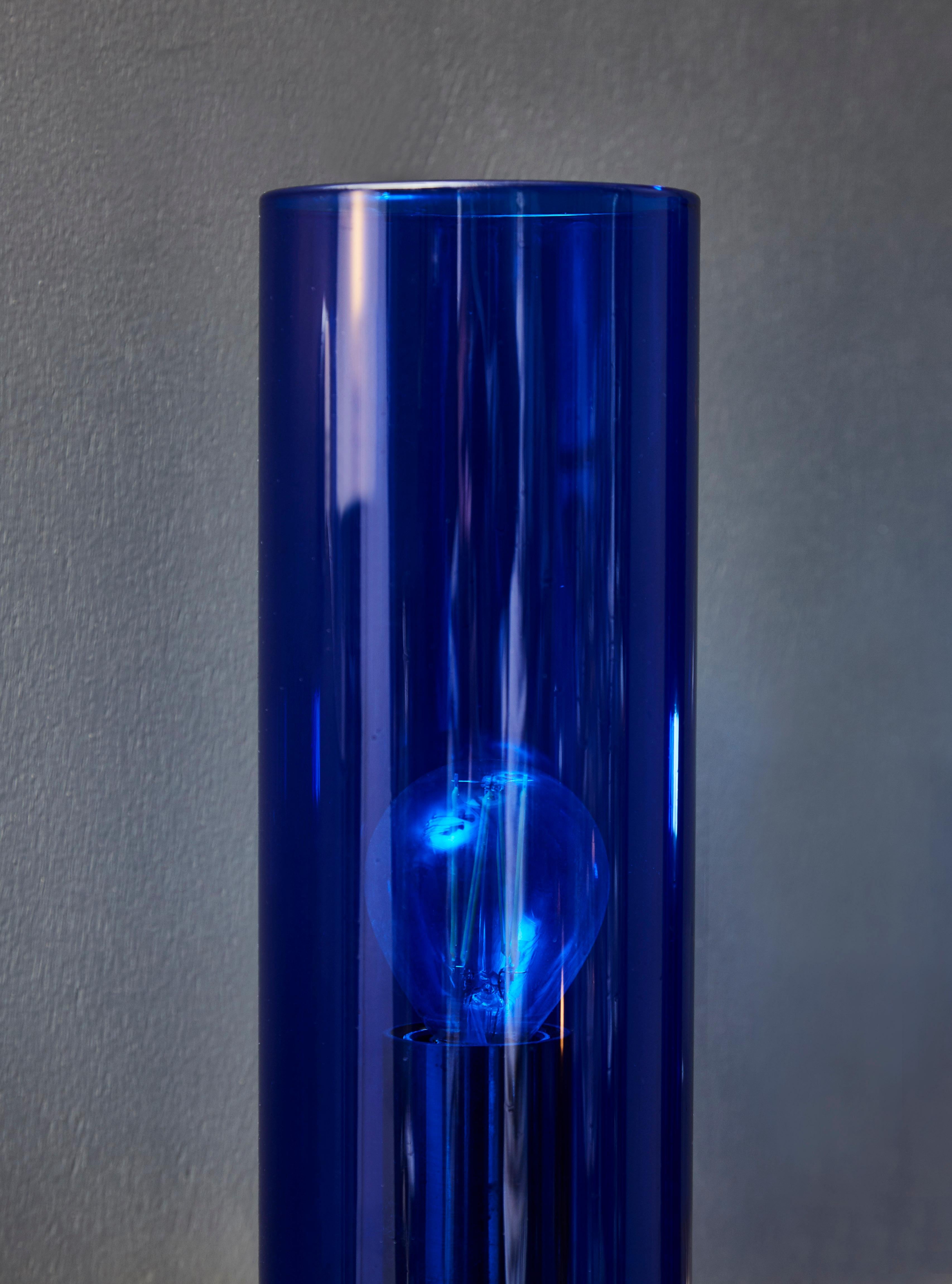 Pareja de apliques V-169 de Hans-Agne Jakobsson con cristal azul mediados del siglo XX en venta
