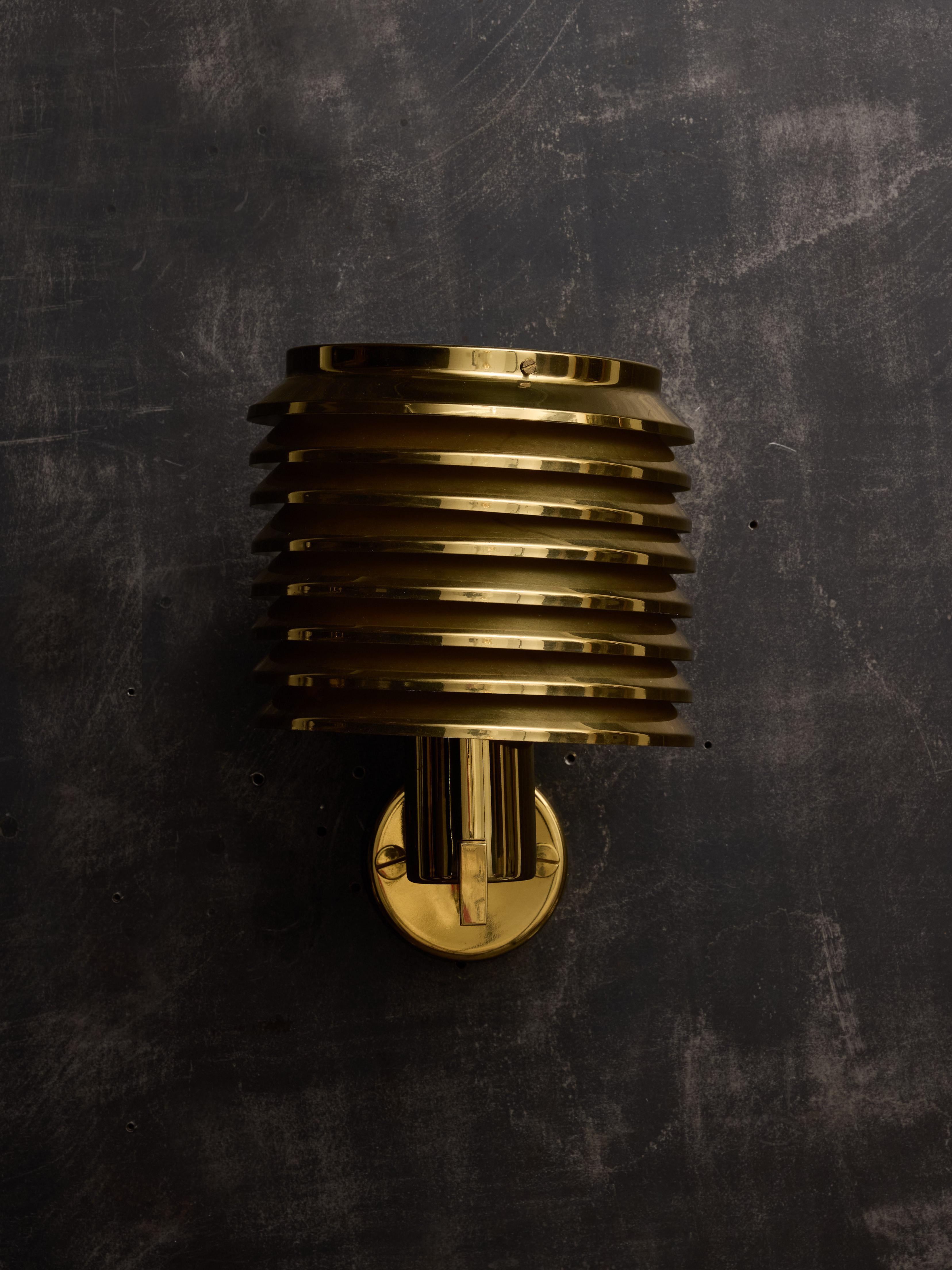 Le applique V299, disegnate da Hans-Agne Jakobsson negli anni '60, offrono una soluzione di illuminazione chic e sofisticata. Fondendo uno stile senza tempo con una pratica illuminazione, la lampada presenta un design che si distingue per le sue