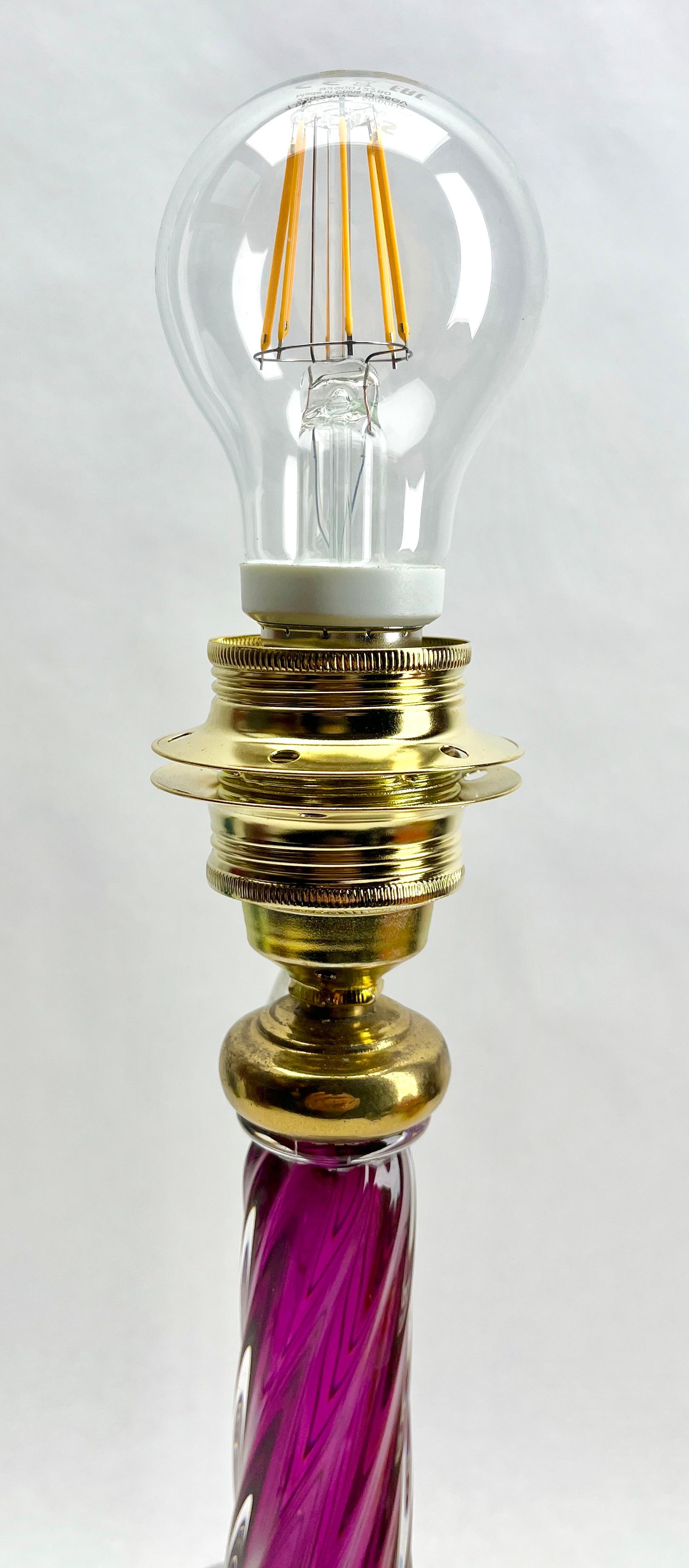 Paire de lampes Sommerso en cristal torsadé de la technique du Val Saint Lambert signées en vente 3