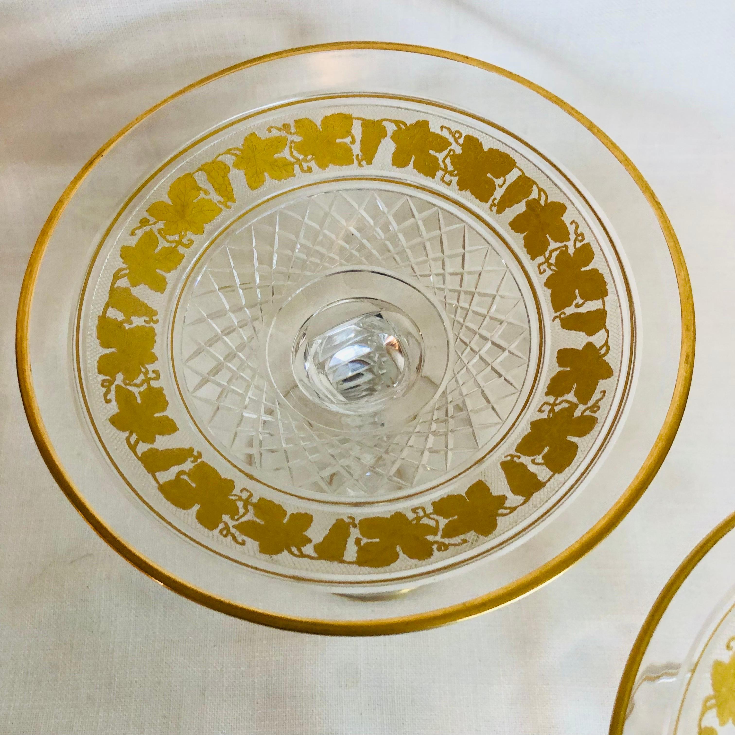 Paar Val St Lambert geschliffene Kristallkommoden mit Verzierung von vergoldeten Weinreben (Vergoldet)