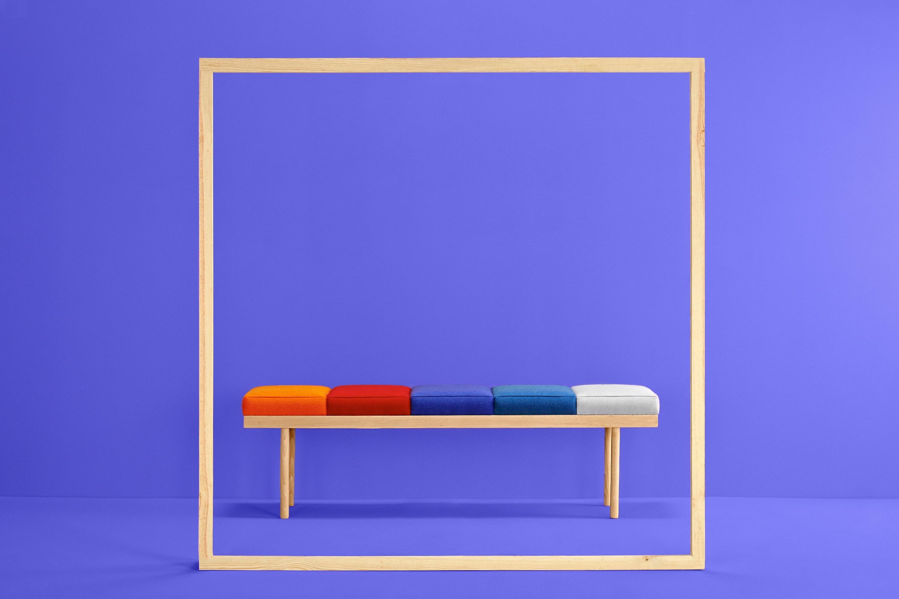 Pair of Valentino bench, pepe Albargues
The Valentino bench is an extremely versatile piece that
adapts to everyone’s mood.

It invites the user to play around and create their own color
combination.
With its five multicolored cushions