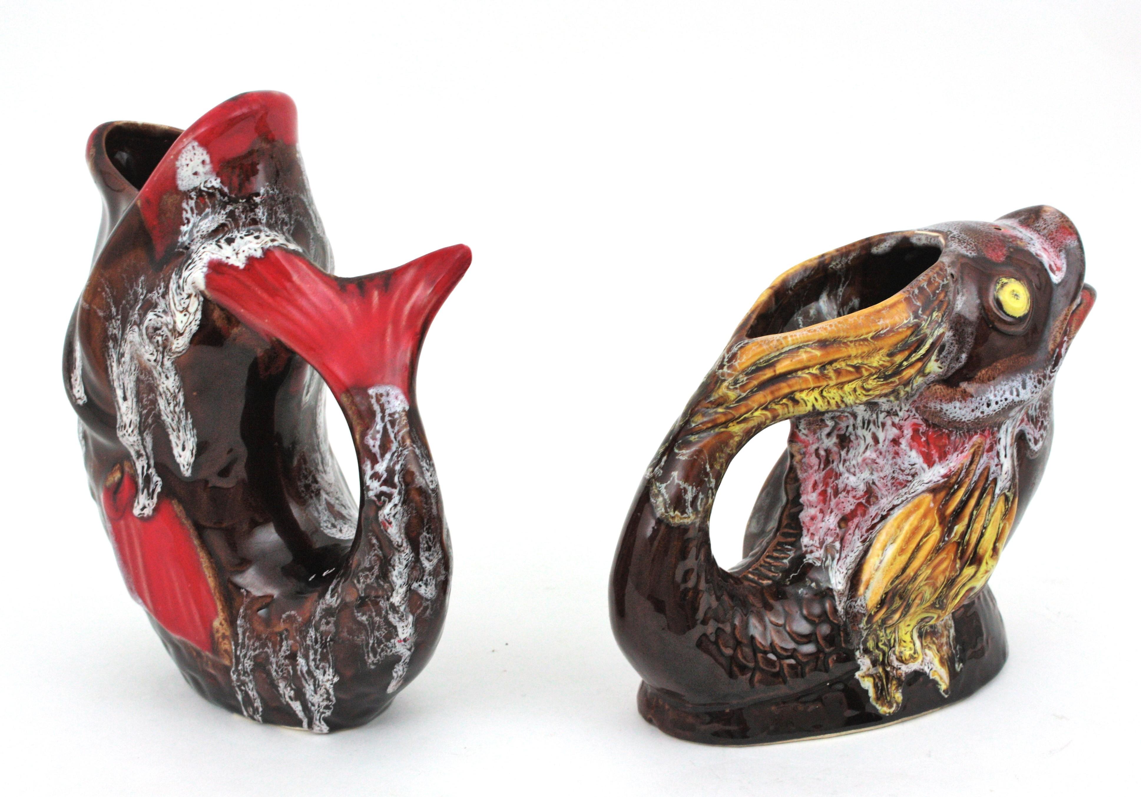 Ein Paar glasierte Vallauris-Majolika- Gurgle-Fischkrüge-Krüge aus Keramik, 1950er Jahre im Angebot 1