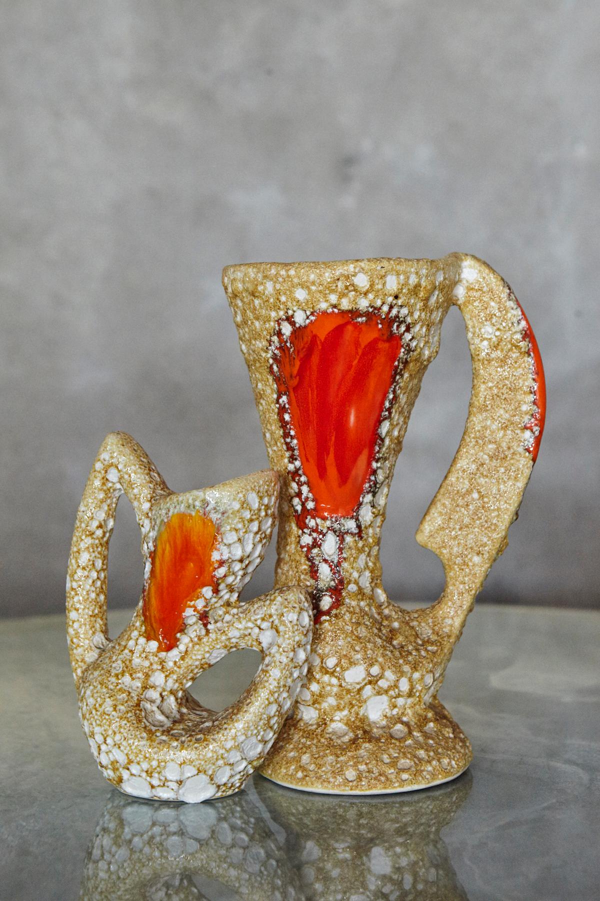 Mid-Century moderno Coppia di vasi in ceramica a lava grassa in stile Vallauris con smalto arancione in vendita