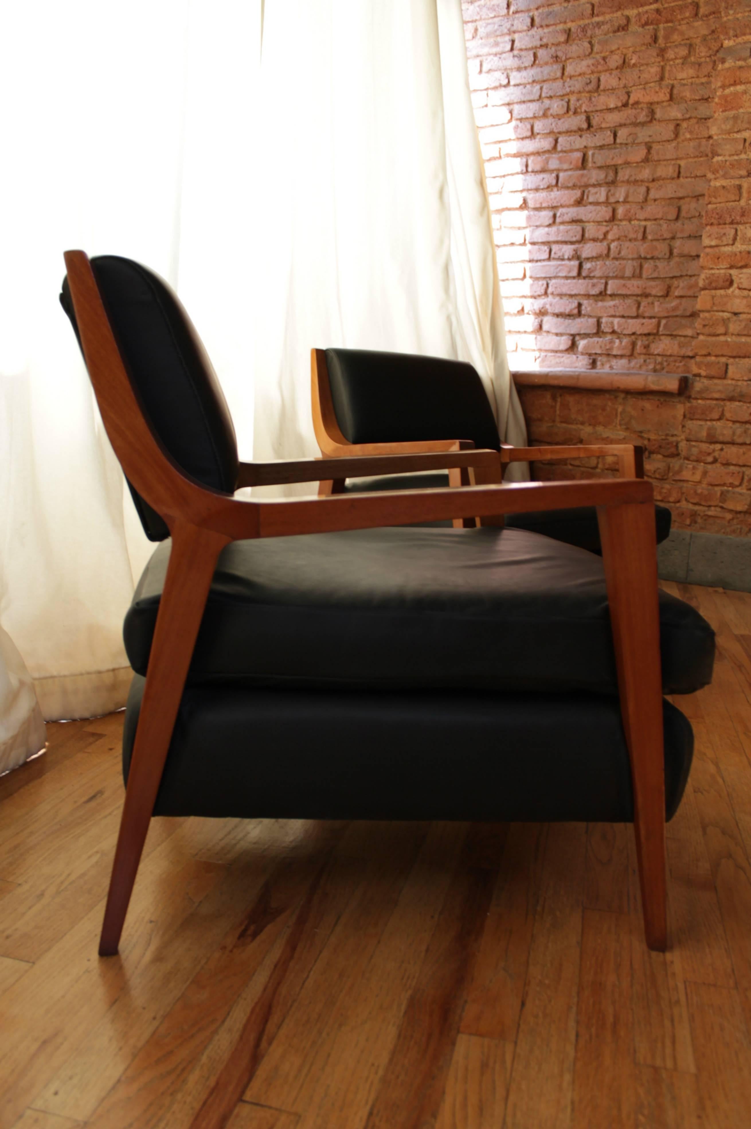 Bauhaus Paire de chaises Van Beuren en bois d'acajou avec sièges en cuir noir en vente