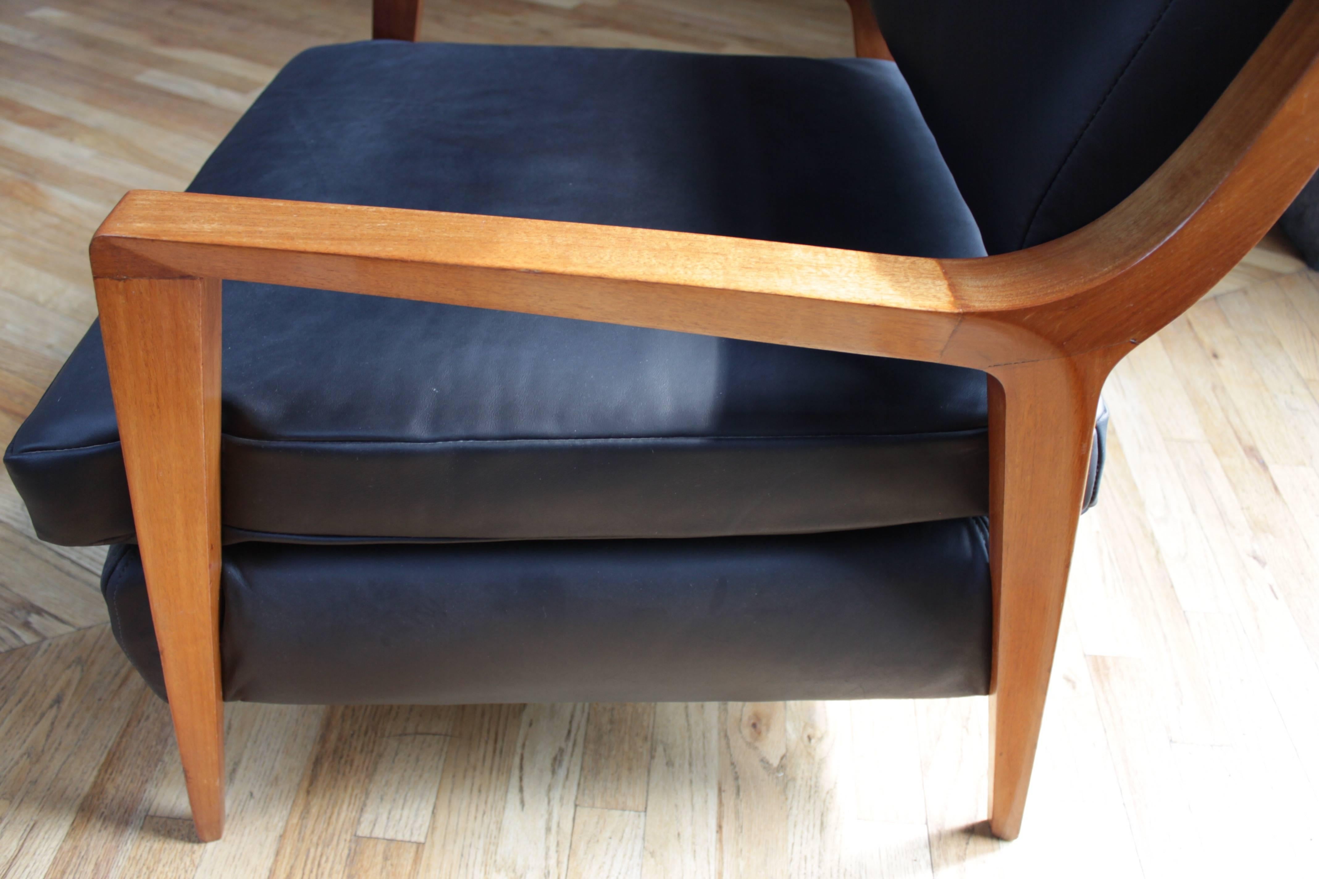 Milieu du XXe siècle Paire de chaises Van Beuren en bois d'acajou avec sièges en cuir noir en vente