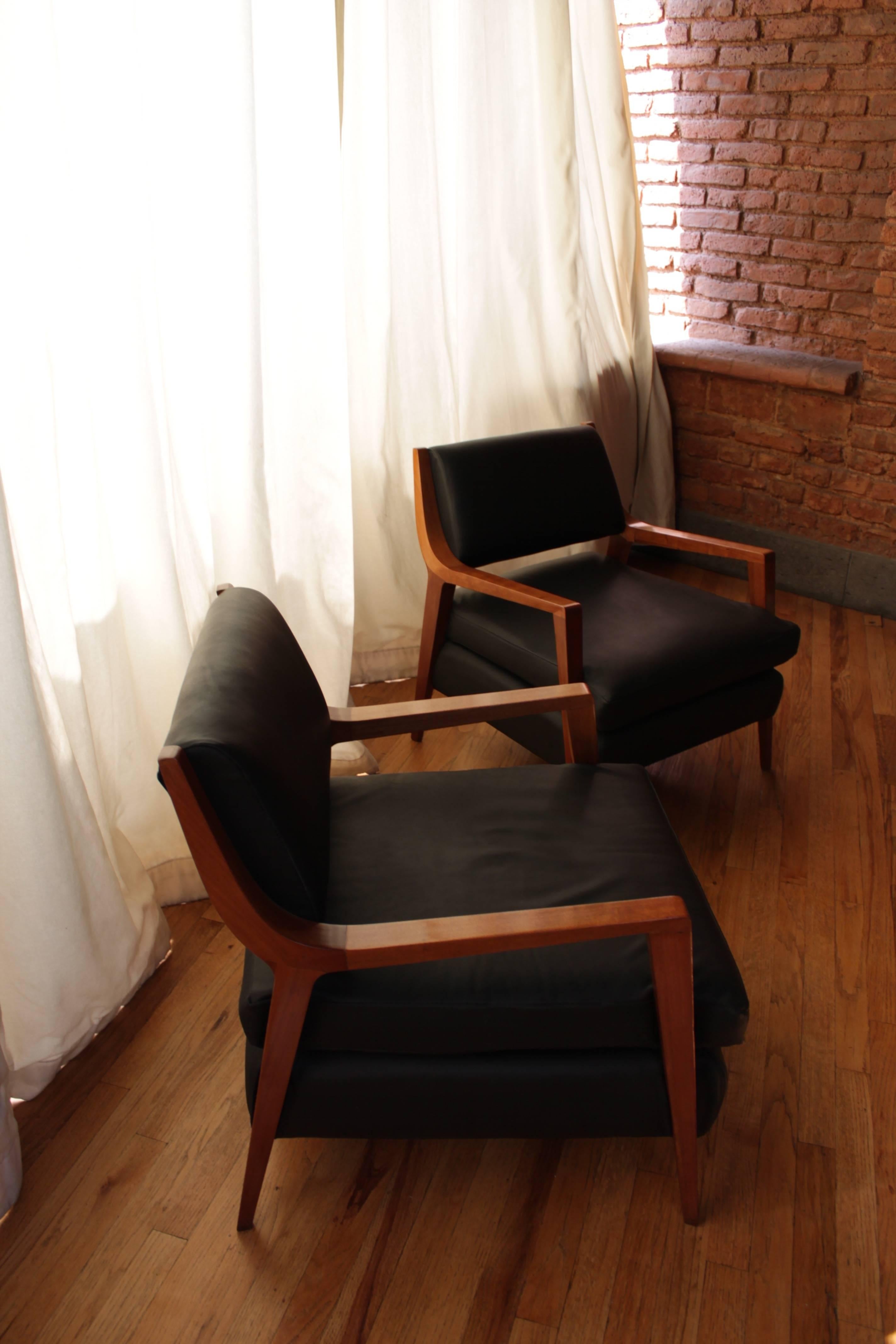 Mexican Pair of Van Beuren Chairs of Mahogany Wood with Black Leather Seats For Sale