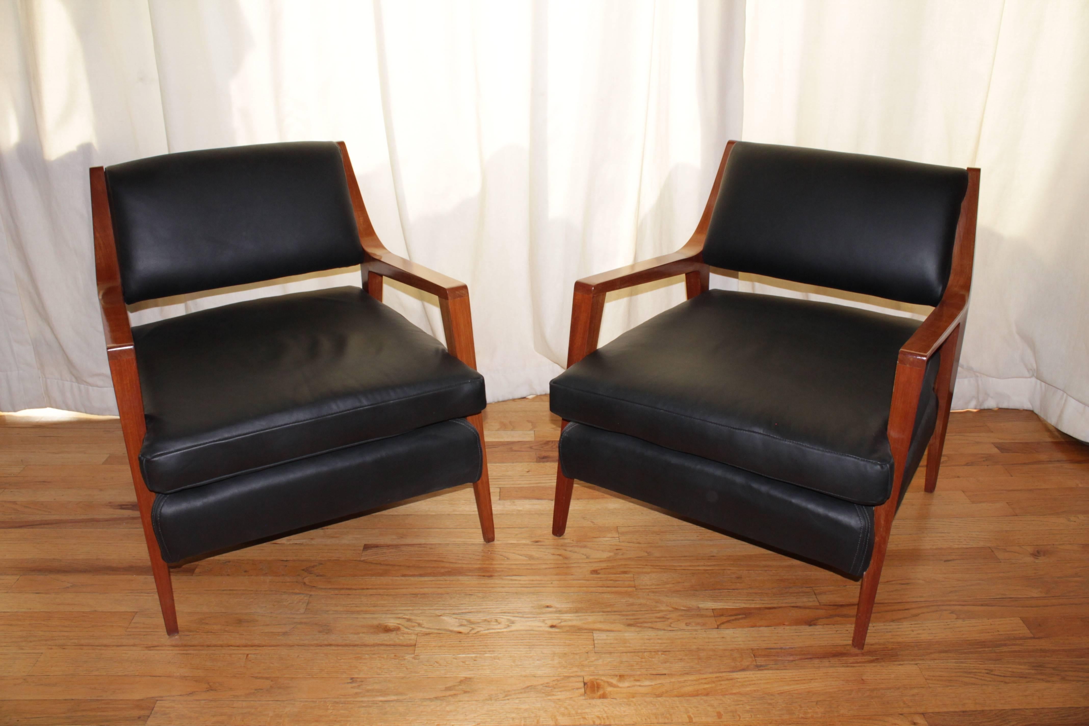 Pair of Van Beuren Chairs of Mahogany Wood with Black Leather Seats In Good Condition For Sale In Ciudad de Mexico, MX