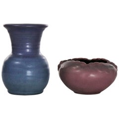 Paire de pièces en poterie Van Briggle : un bol en rose perse et un vase bleu lilas