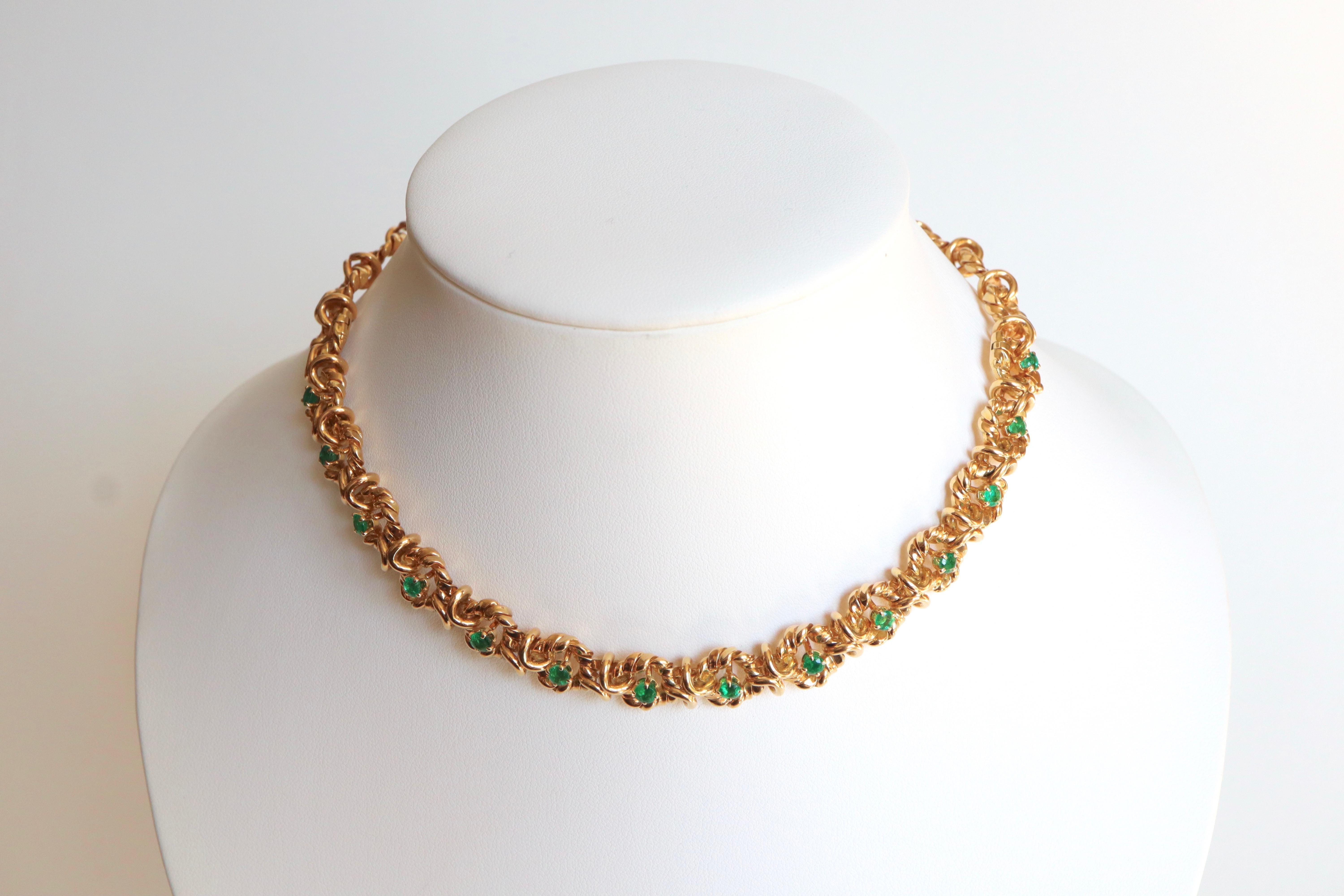 Pair of Van Cleef & Arpels Bracelets Forming Necklace 18 Karat Gold Emeralds In Good Condition In Paris, FR