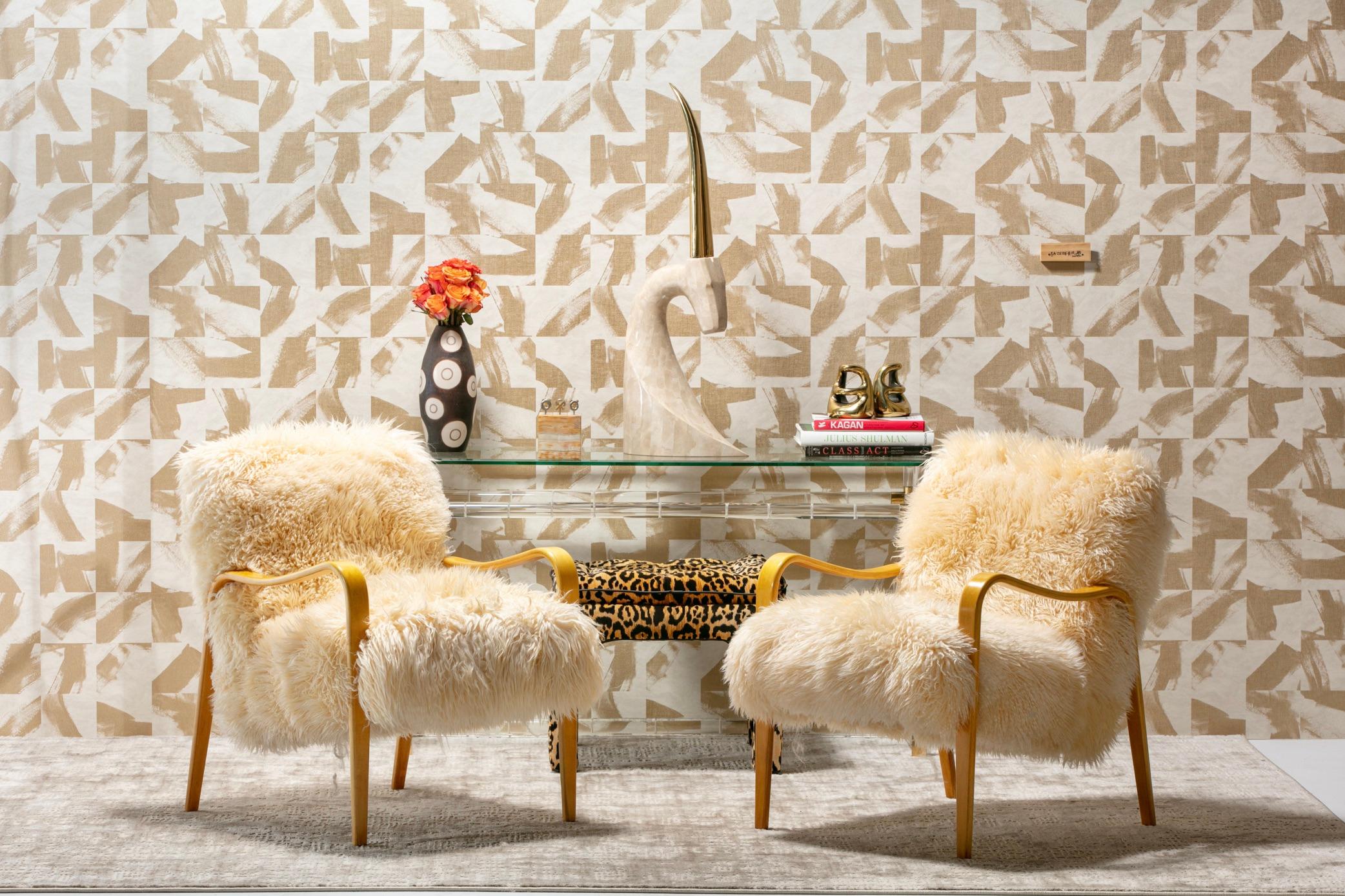 Paar Vanilla Creme-Sessel aus Schafsfell mit Armlehnen aus Bugholz von Thonet (Mitte des 20. Jahrhunderts) im Angebot