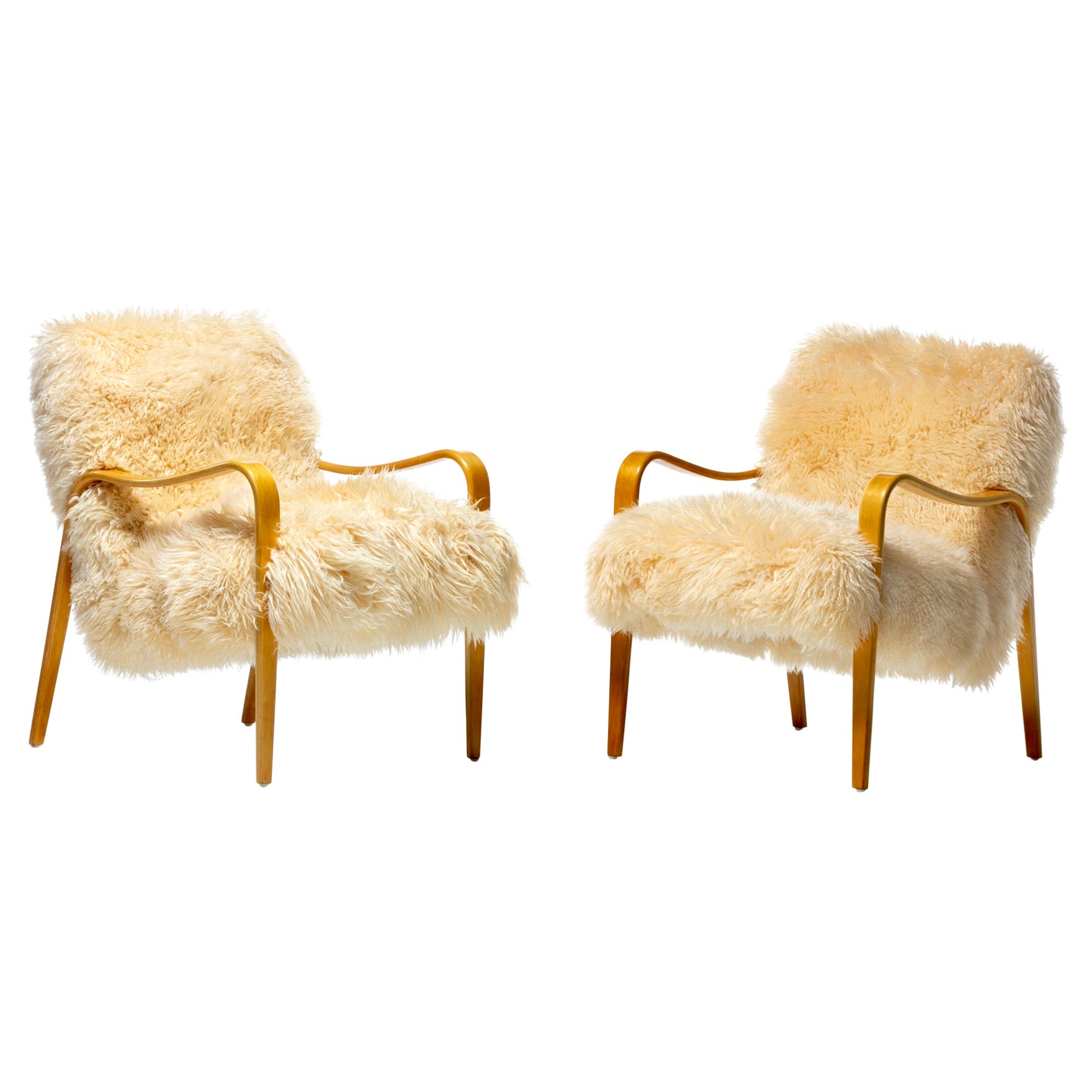 Paire de chaises longues en peau de mouton Vanilla Creme avec bras en bois cintré par Thonet
