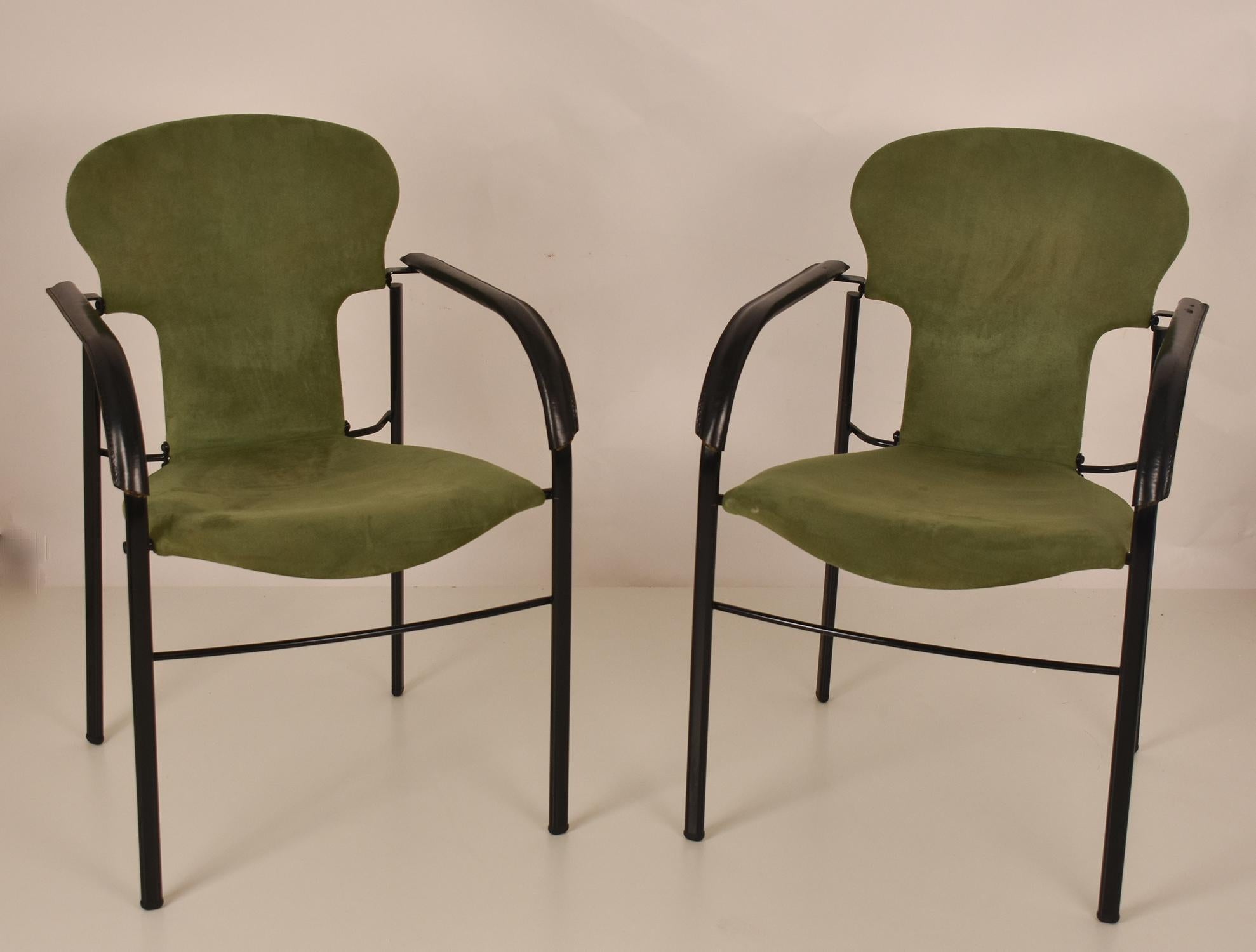 Pair of Varius  chair designed by Óscar Tusquets and produced by Casas in 1983.
This piece was the first chair designed by architect Oscar Tusquets. A chair inspired by the shape of a bent violin, composing seat and backrest
The structure of the
