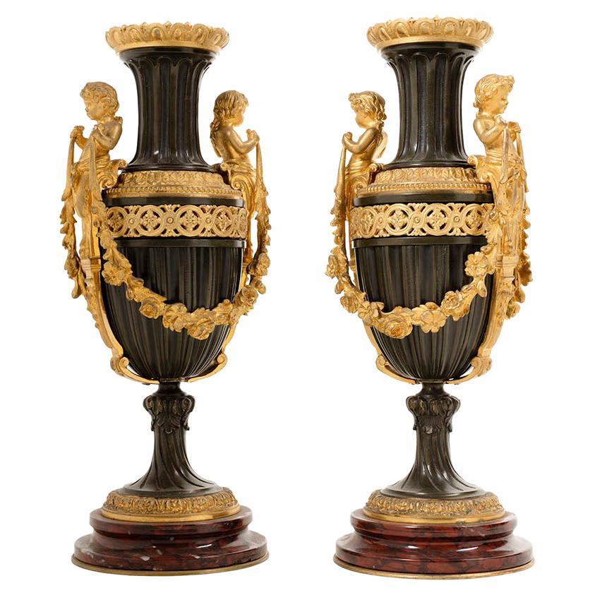 Paar Vasen aus Bronze im Louis-XVI.-Stil mit Cherub auf der Seite