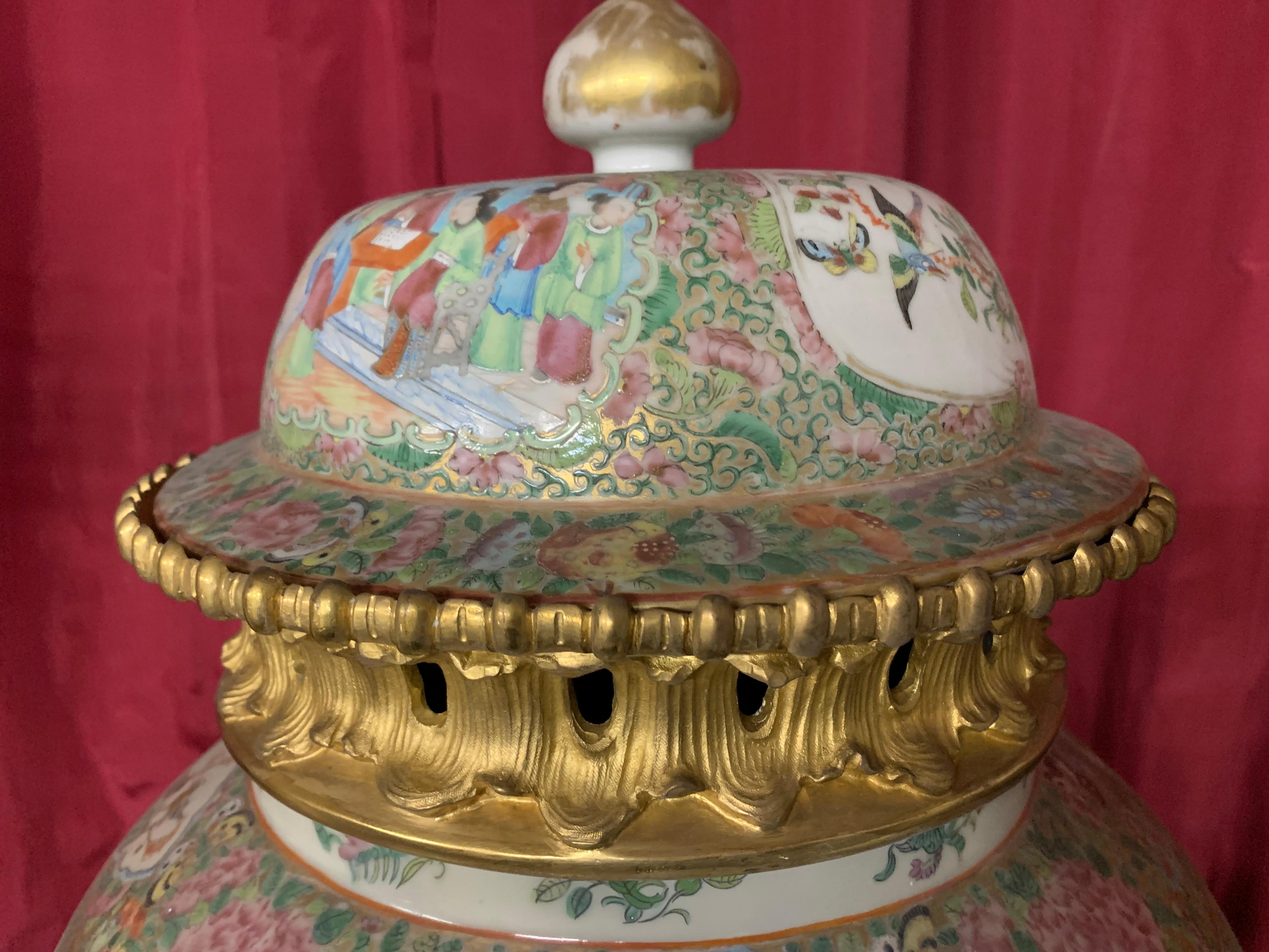 Exportation chinoise Paire de vases médaillon rose en porcelaine de Canton avec bronze doré en vente
