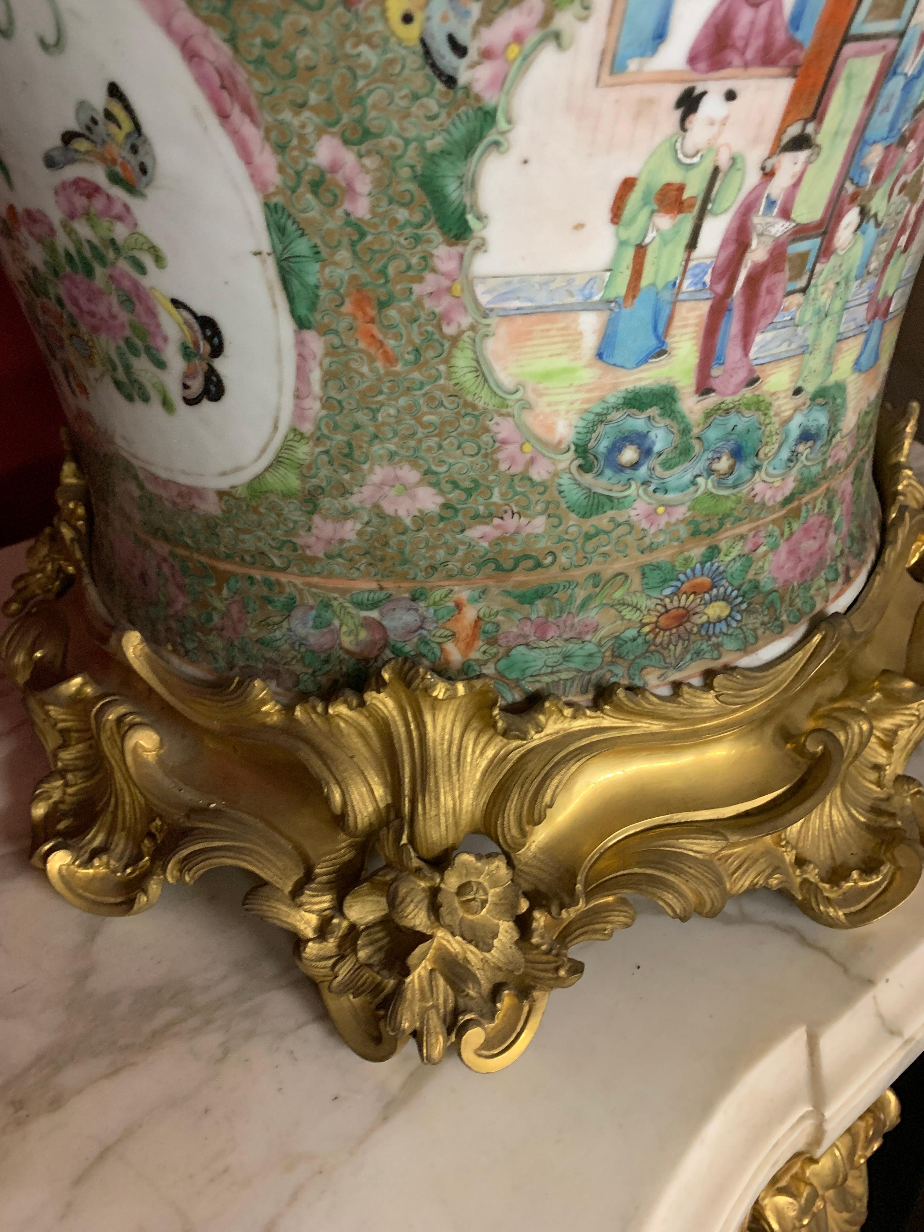 Chinese Export Pair of Vase rose medaillon Canton Porcelain with Ormolu Bronze For Sale