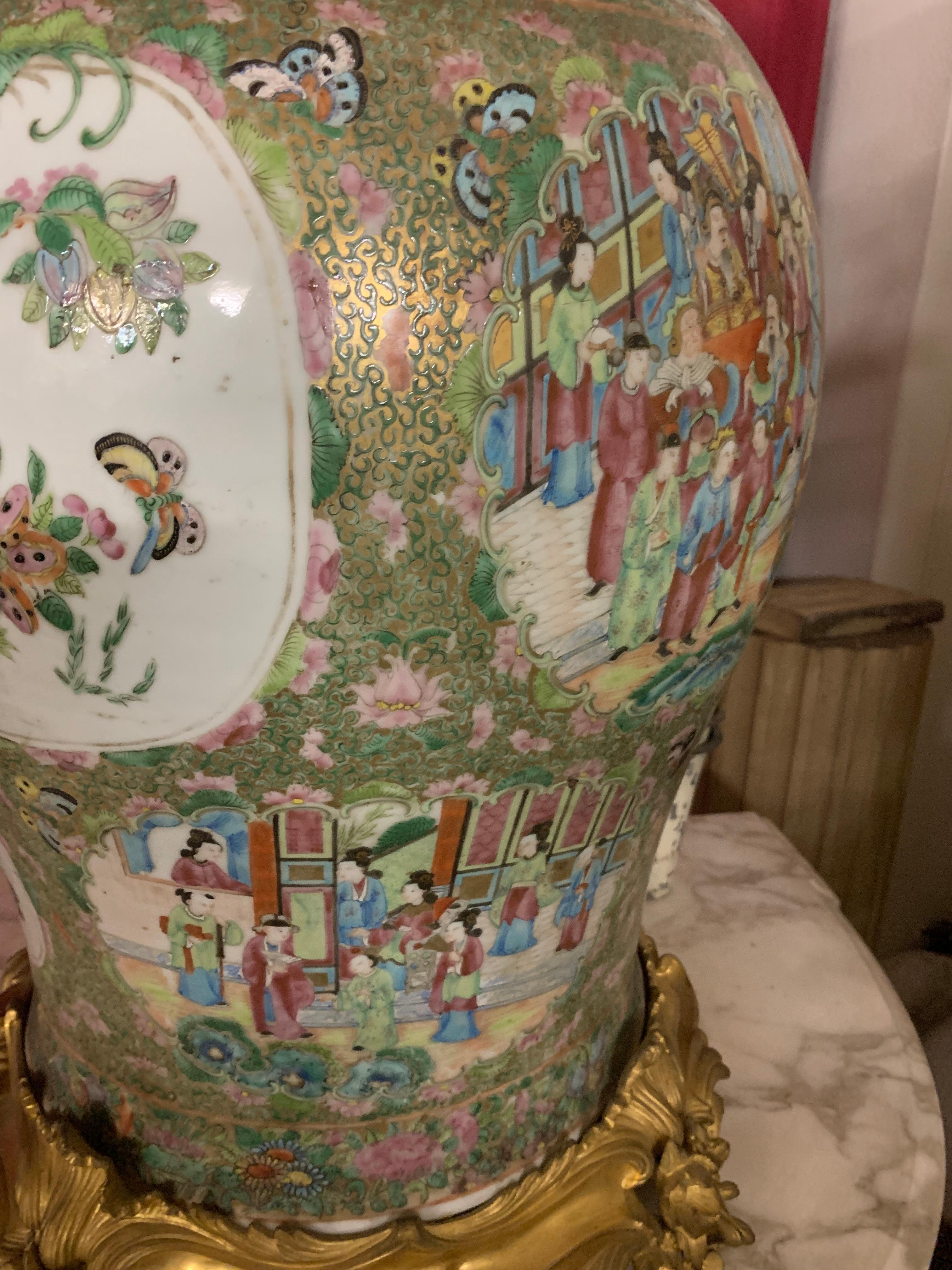 Fin du XIXe siècle Paire de vases médaillon rose en porcelaine de Canton avec bronze doré en vente