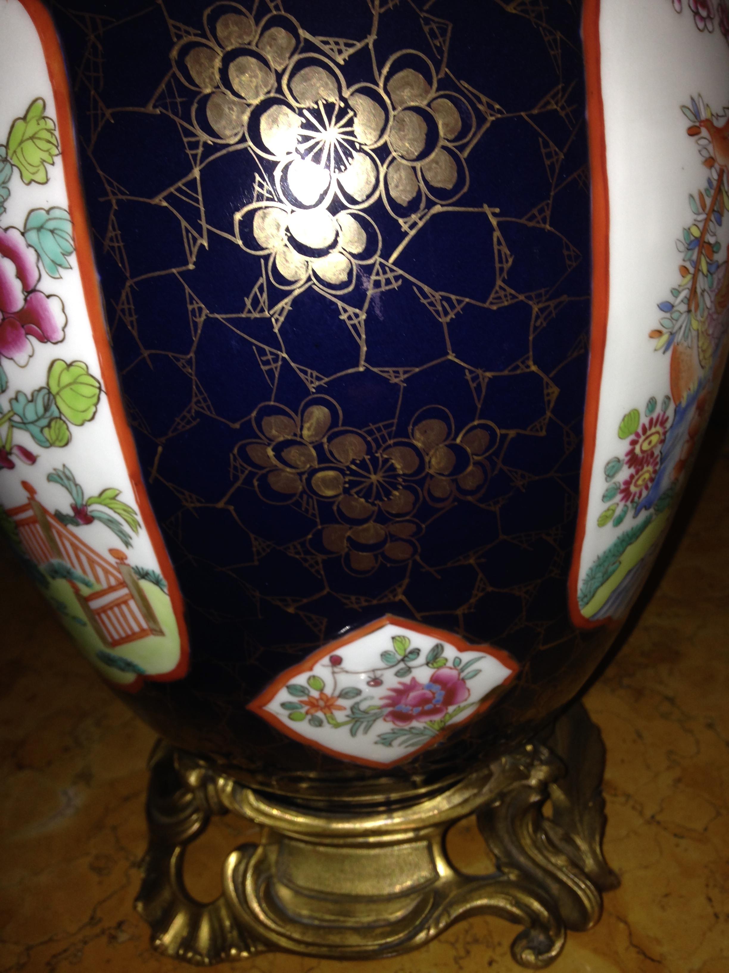 Paar Vasen aus Porzellan mit Ormolu-Bronze (Louis XV.) im Angebot