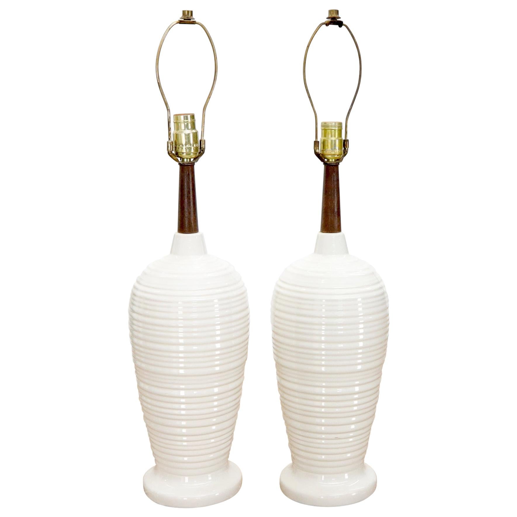 Paire de lampes de table en forme de vase en céramique émaillée et en noyer
