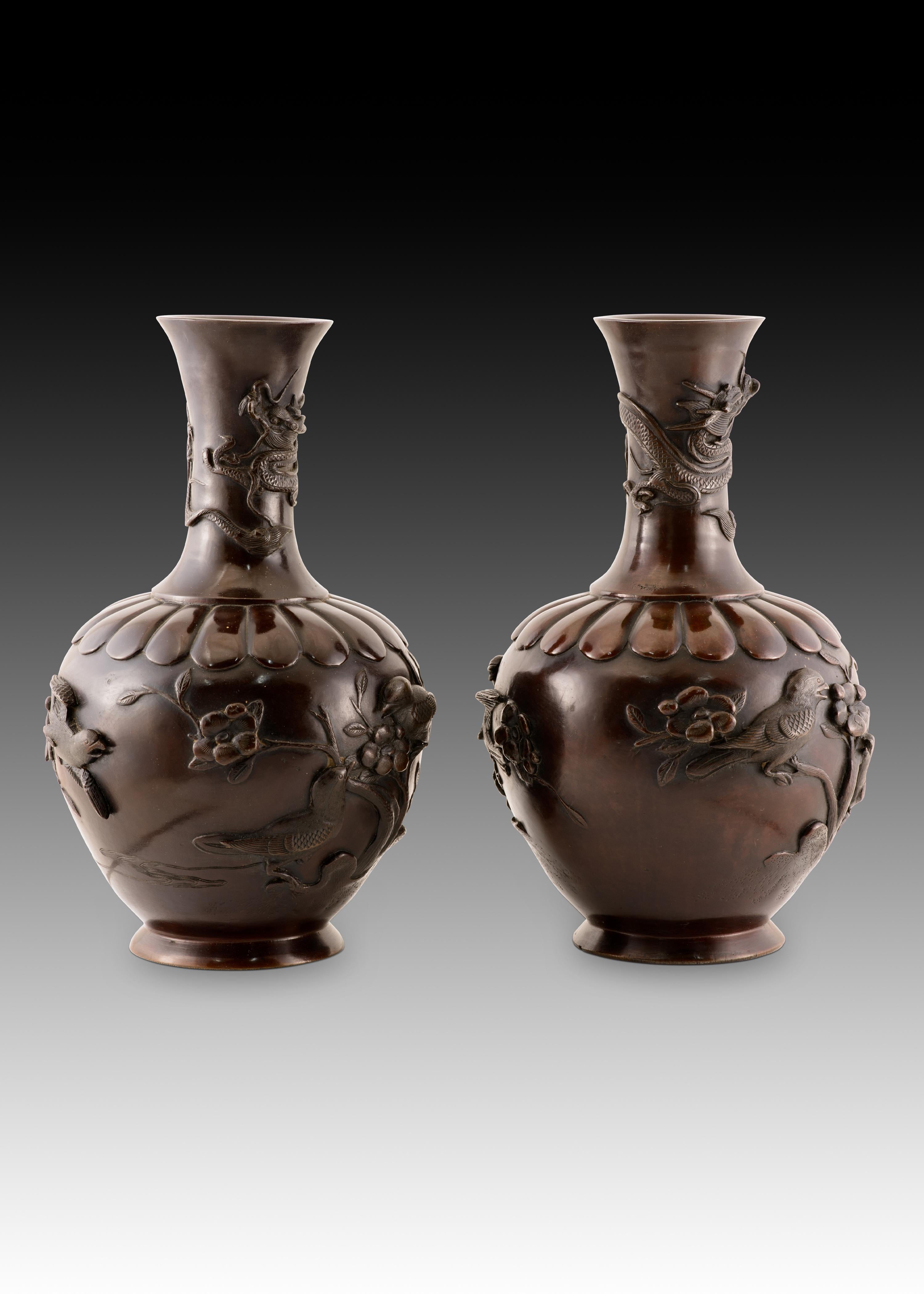 Other Pair of vases. Bronze. Japan, Meiji period (1868 1912). For Sale