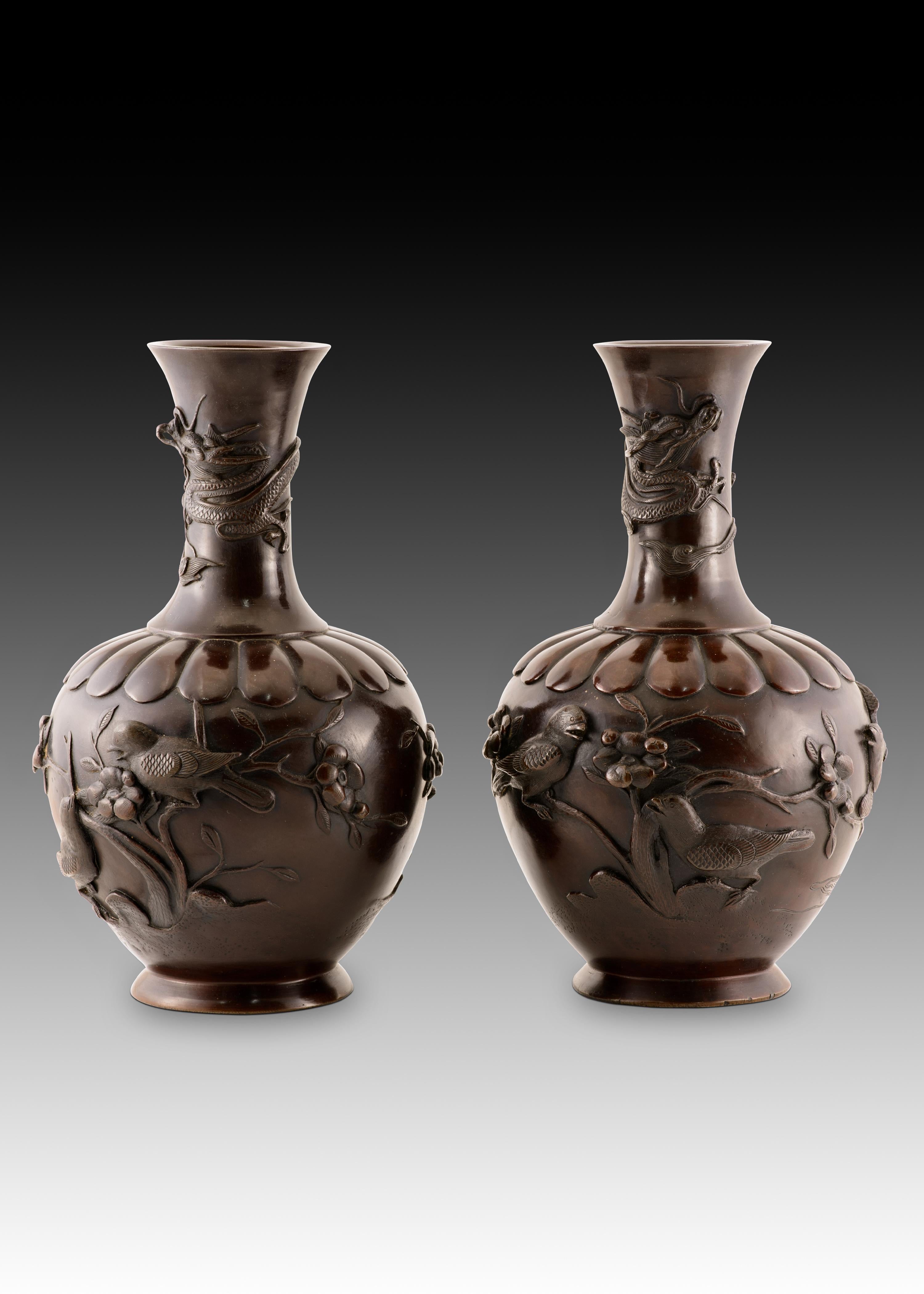 Asian Pair of vases. Bronze. Japan, Meiji period (1868 1912). For Sale