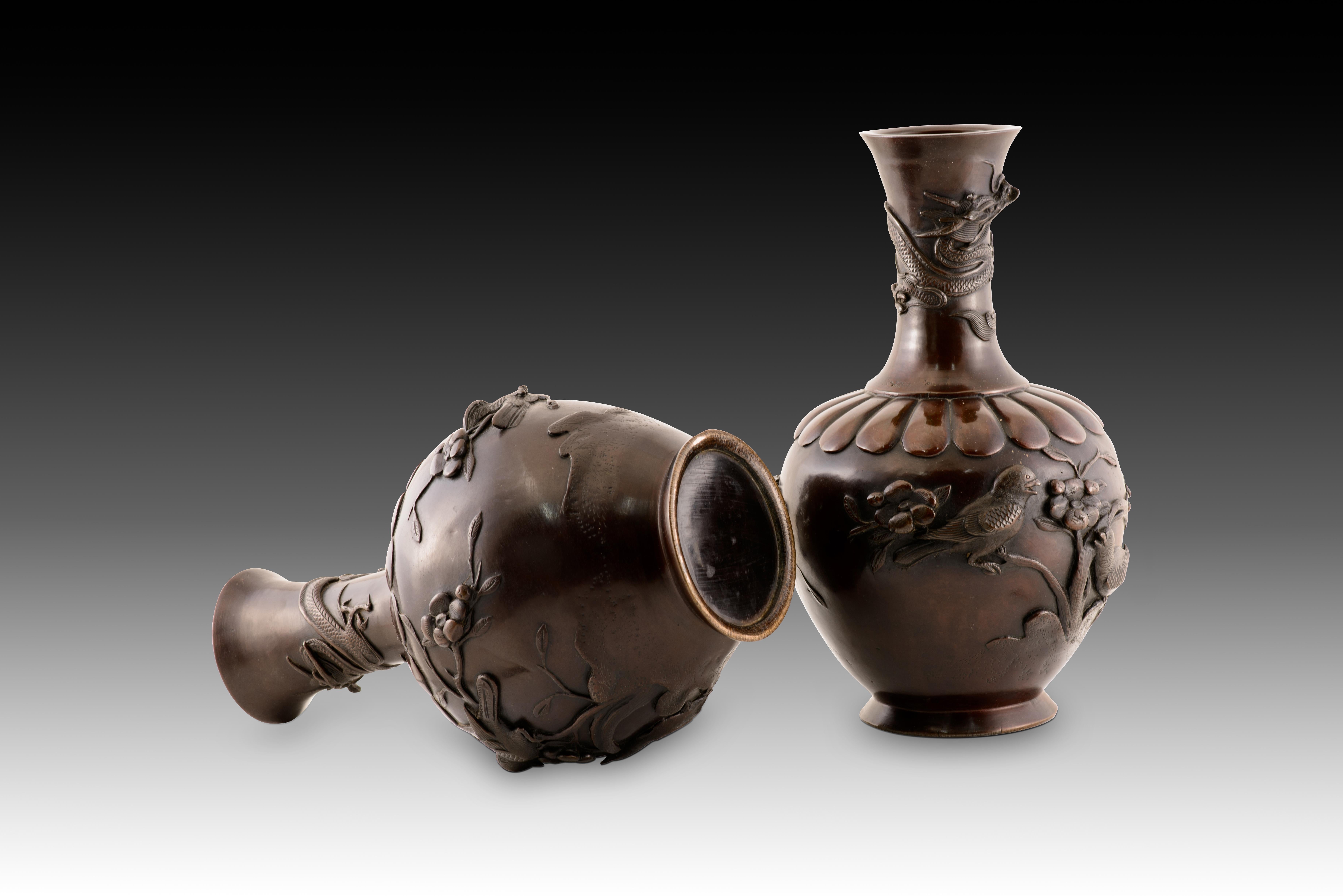 Pair of vases. Bronze. Japan, Meiji period (1868 1912). In Fair Condition For Sale In Madrid, ES