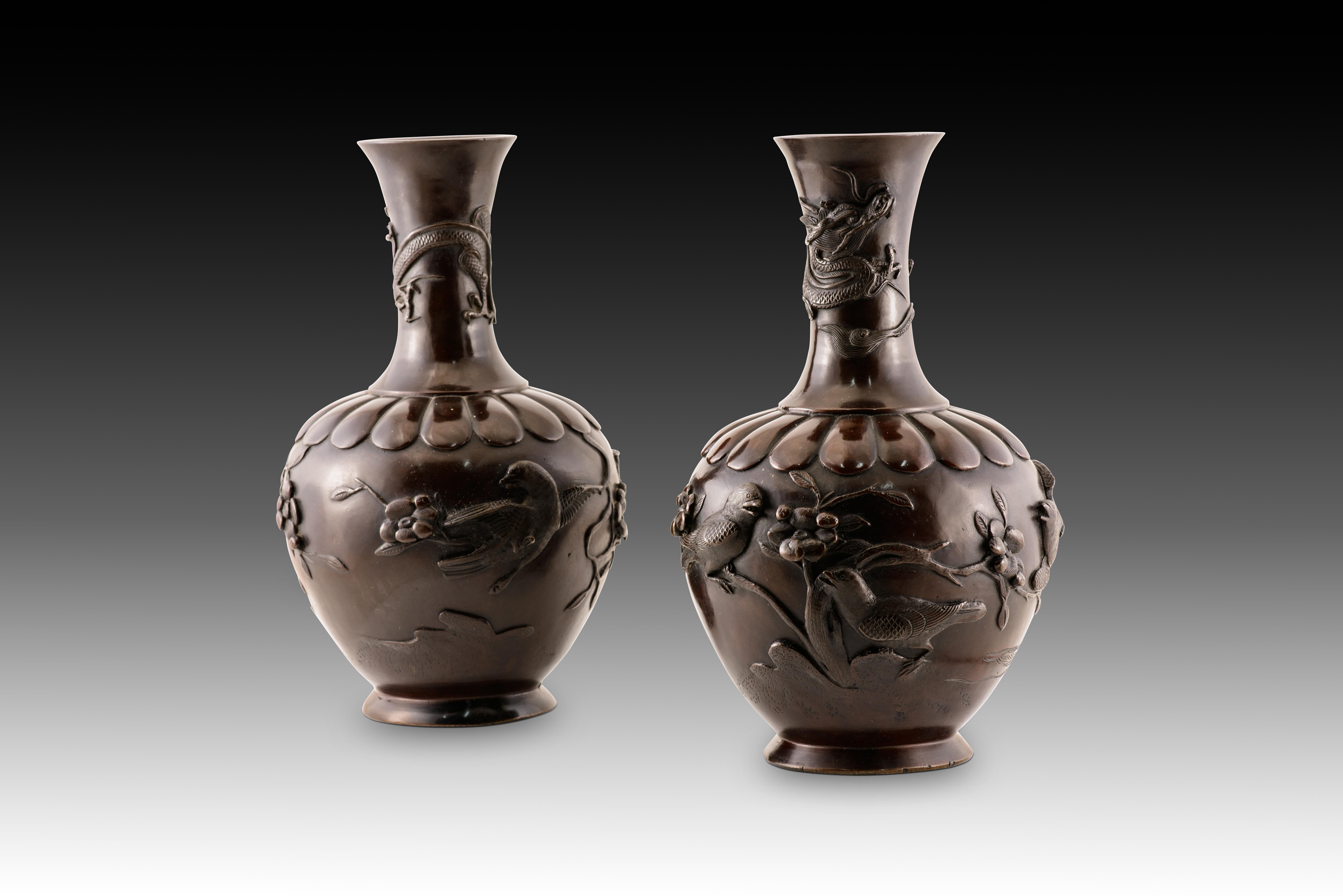 20th Century Pair of vases. Bronze. Japan, Meiji period (1868 1912). For Sale