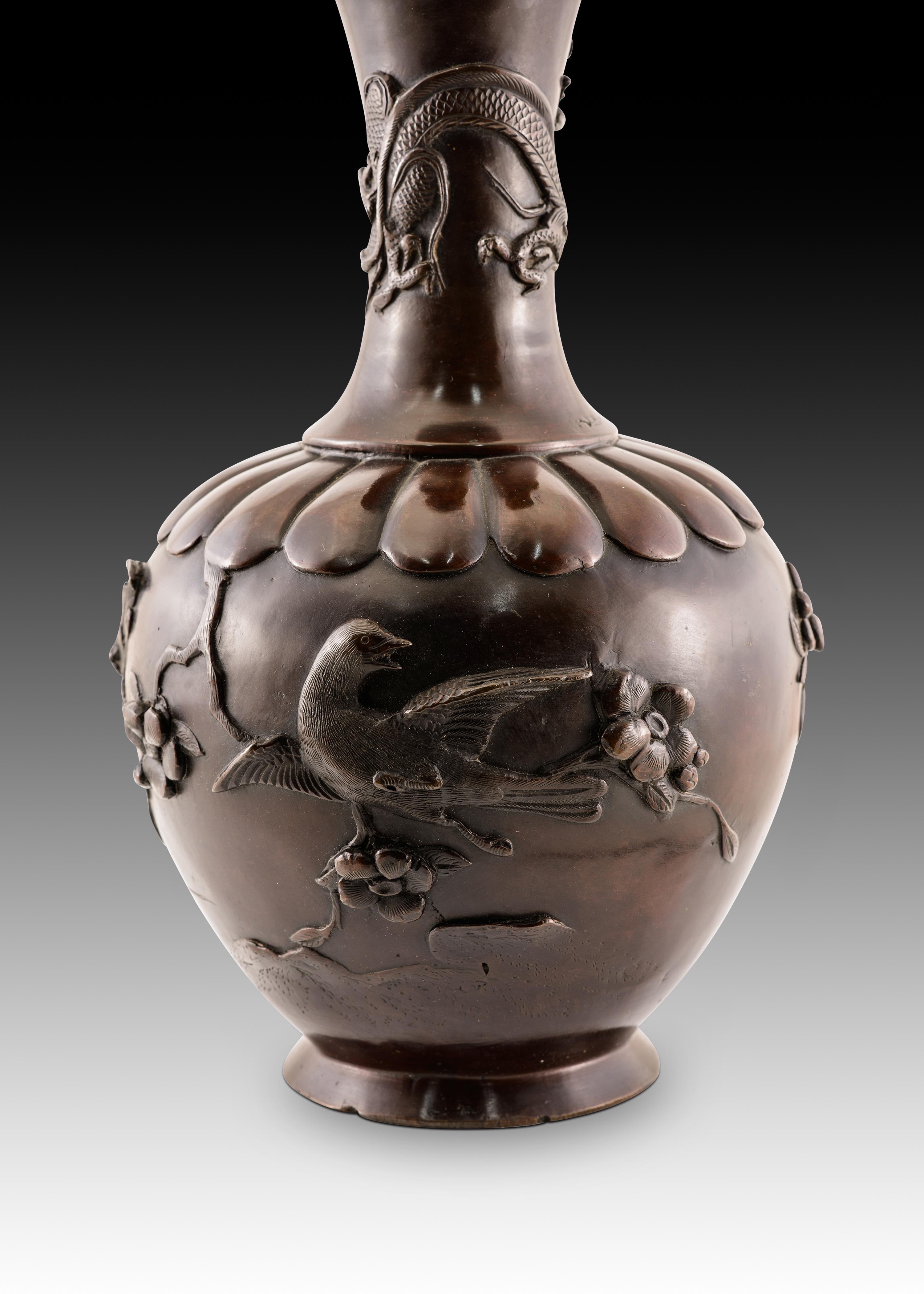 Pair of vases. Bronze. Japan, Meiji period (1868 1912). For Sale 1