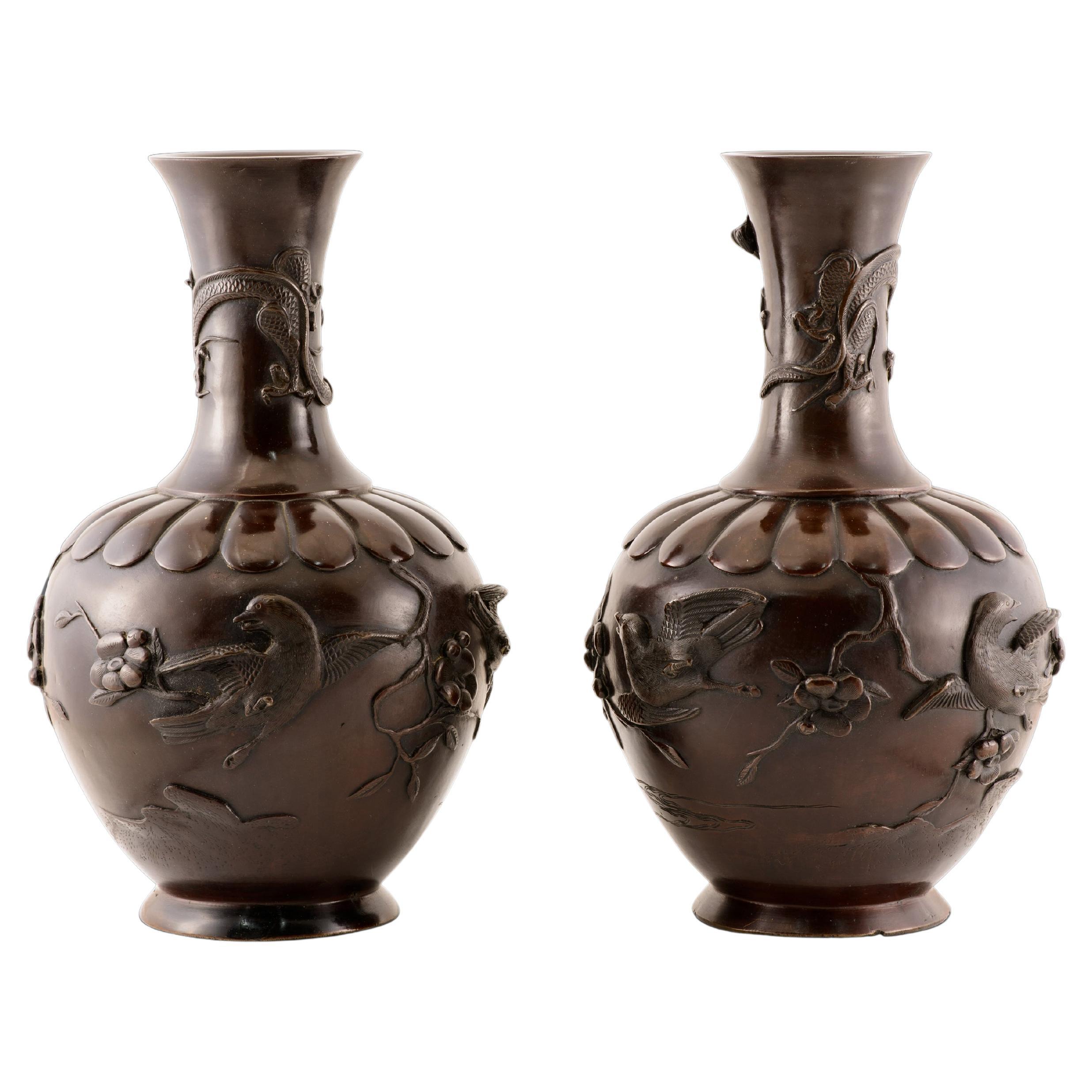 Pair of vases. Bronze. Japan, Meiji period (1868 1912). For Sale