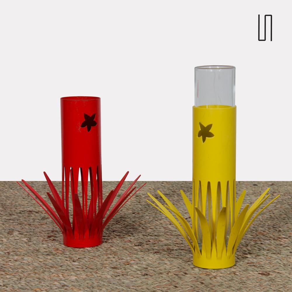 Questa coppia di vasi è stata disegnata da Yves Blayo negli anni Novanta. La struttura è in metallo. C'è un vetro rimovibile per due strutture.