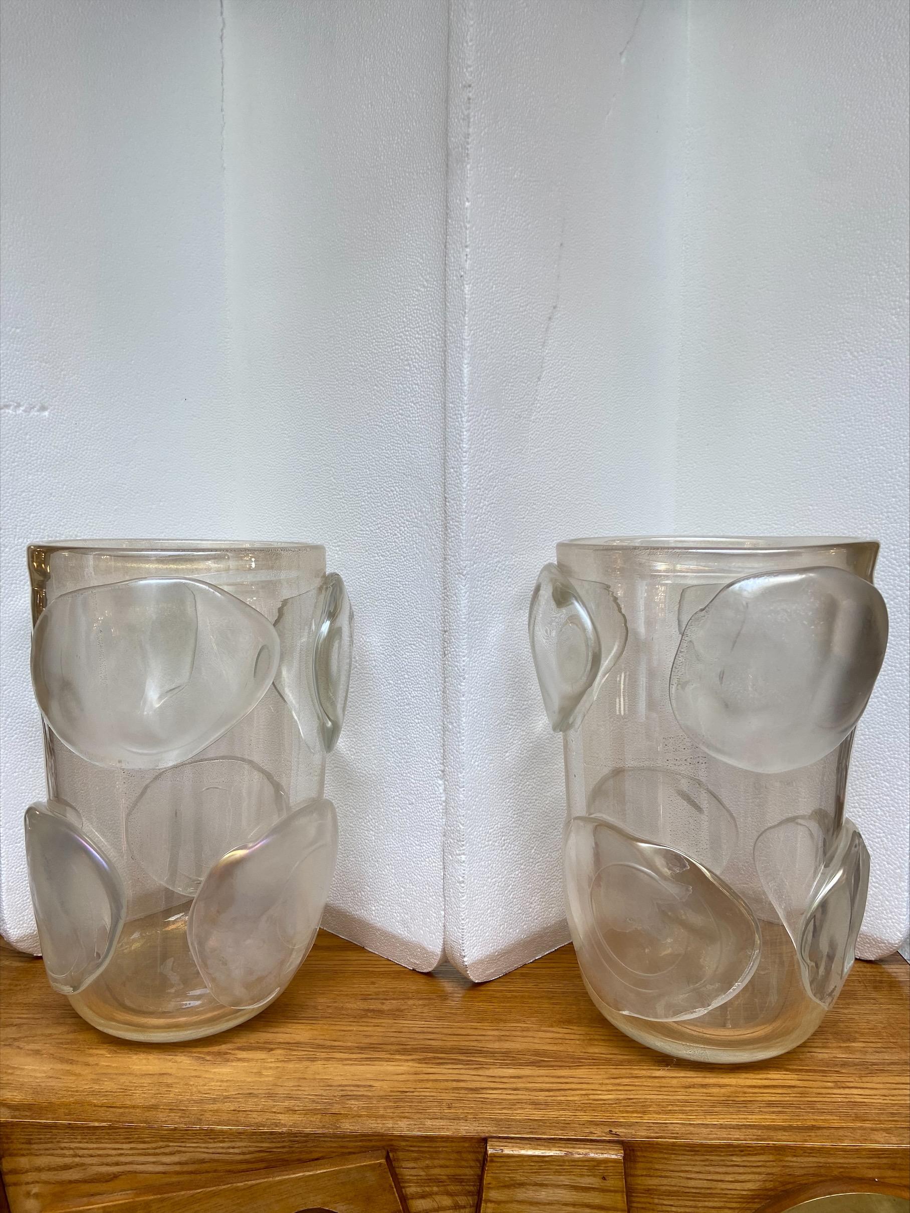 Pair of vases - Costantini - Murano - circa 1980
Murano glass
Signed
Large matte glass pellets on transparent vase body
H38xD23cm
In a perfect state.