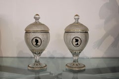 Coppia di vasi rivestiti in cristallo di Boemia