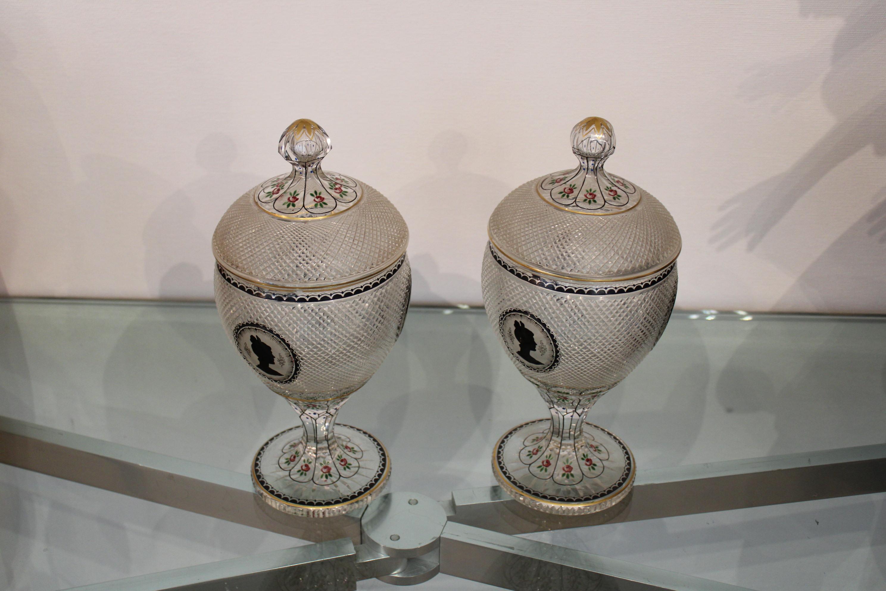 20ième siècle Paire de vases recouverts de cristal de Bohème en vente